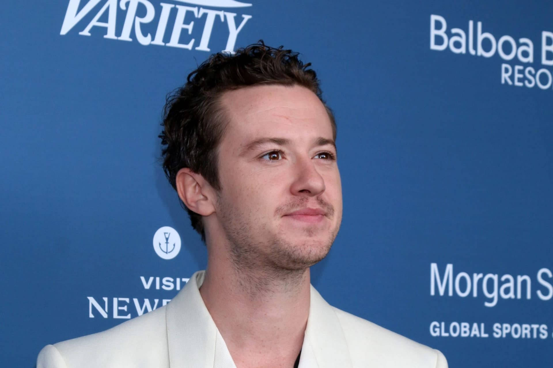 Joseph Quinn, red carpet, white suit, Full HD Desktop Wallpaper