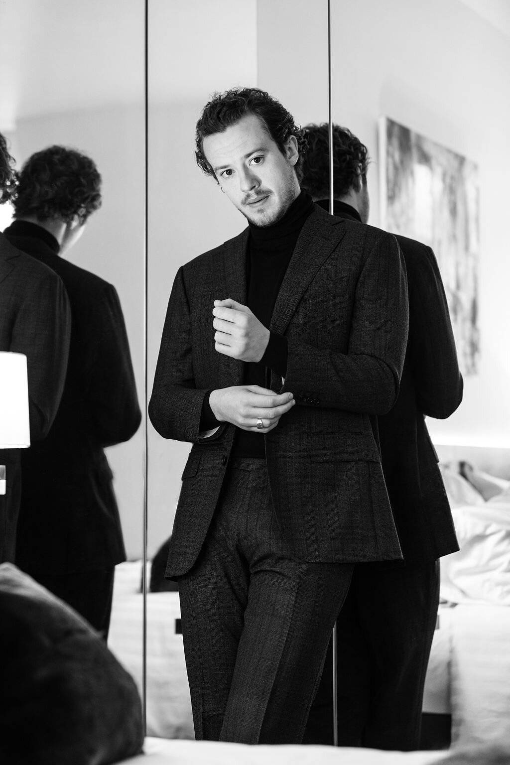 Joseph Quinn, tailored suit, mirrored wardrobe, HD Phone Wallpaper