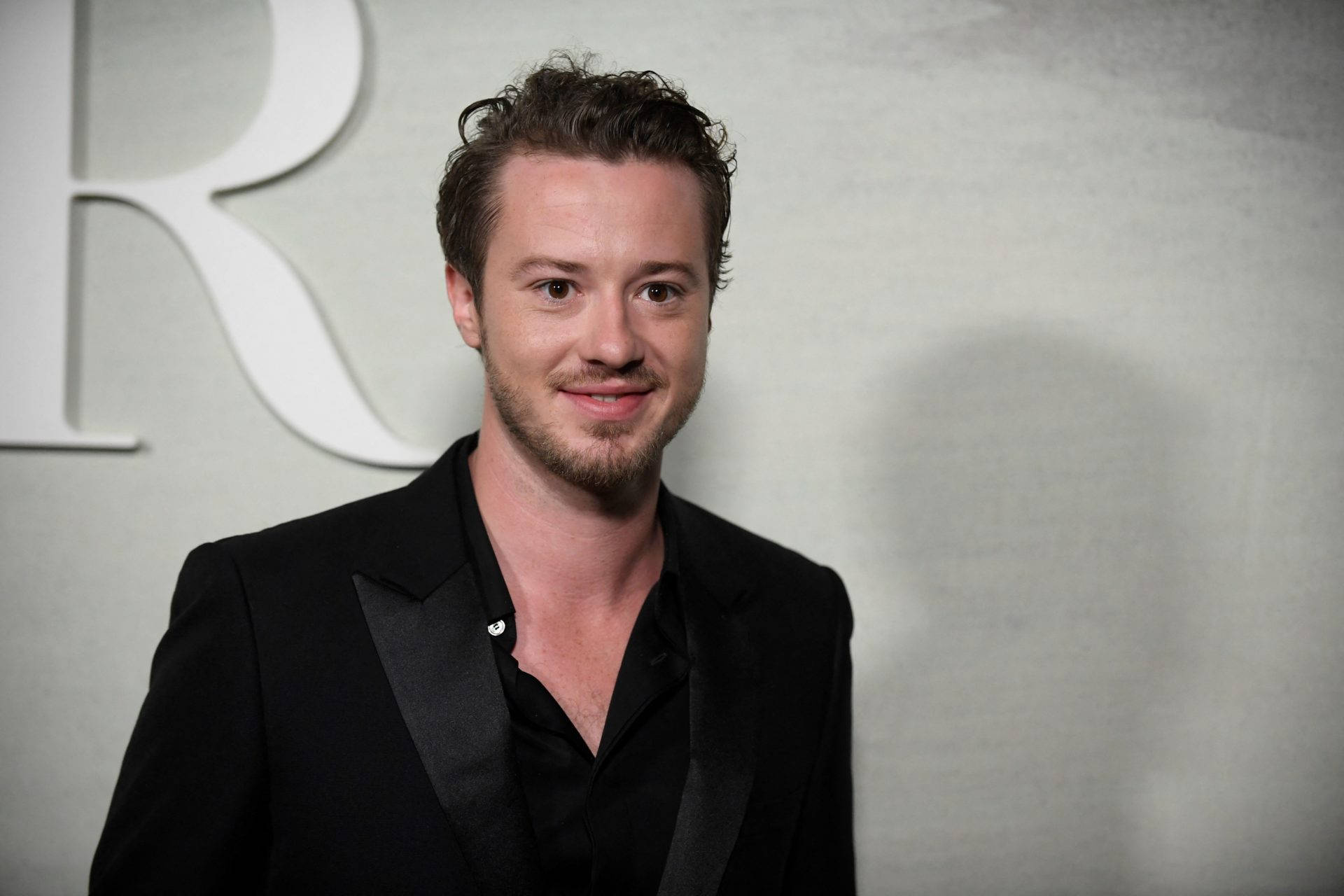 Joseph Quinn, black tuxedo, minimalist gray backdrop, Full HD Desktop Wallpaper