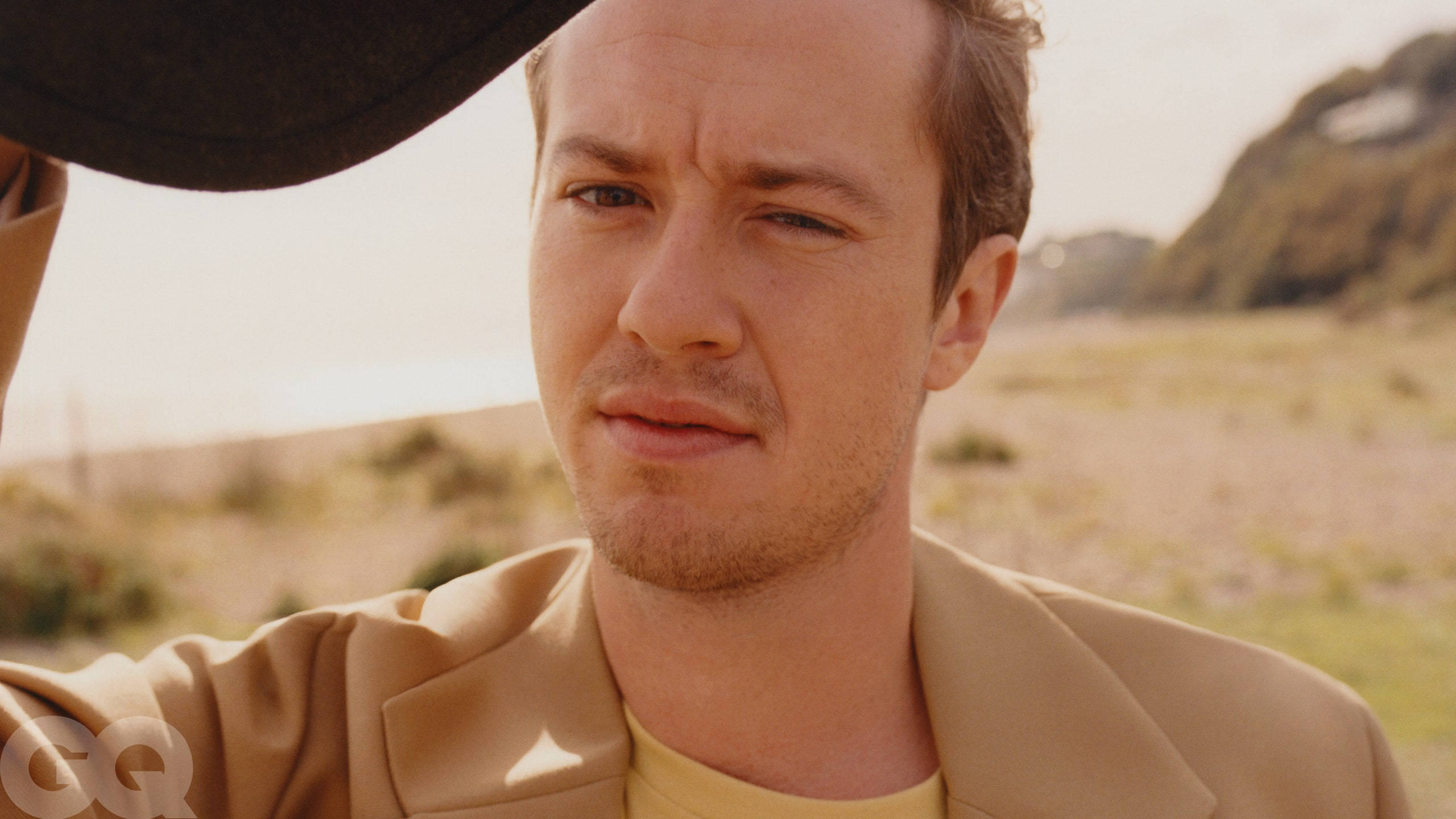 Joseph Quinn, beige jacket, yellow shirt, 2K Desktop Wallpaper