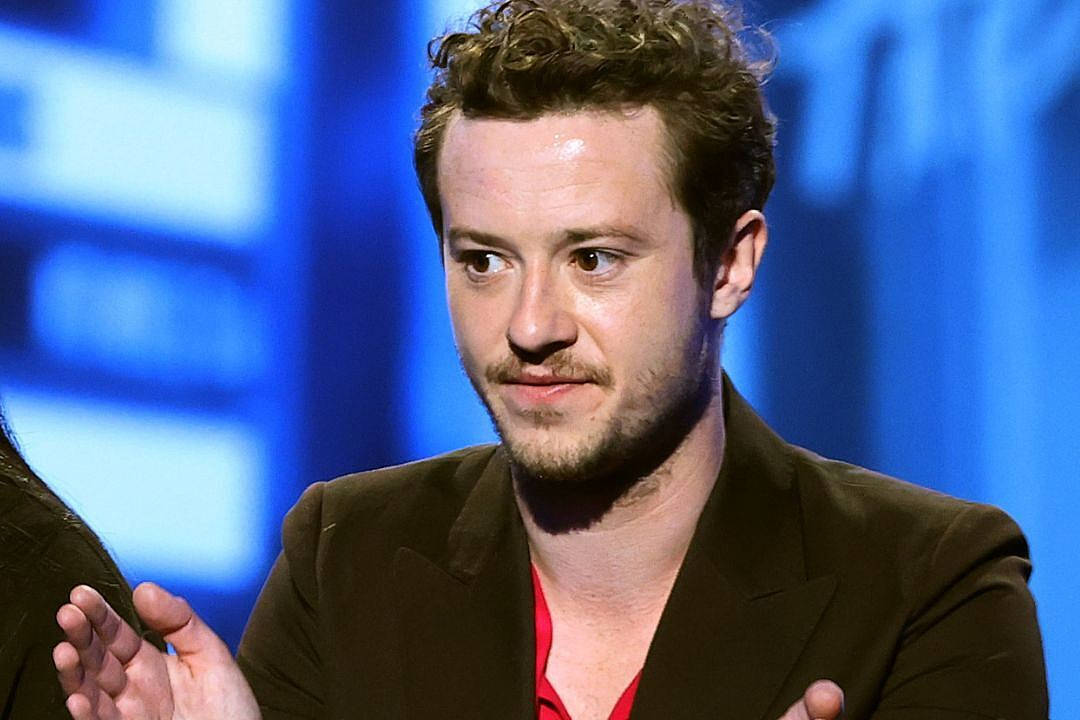 Joseph Quinn, curly hair, beard, SD Desktop Wallpaper