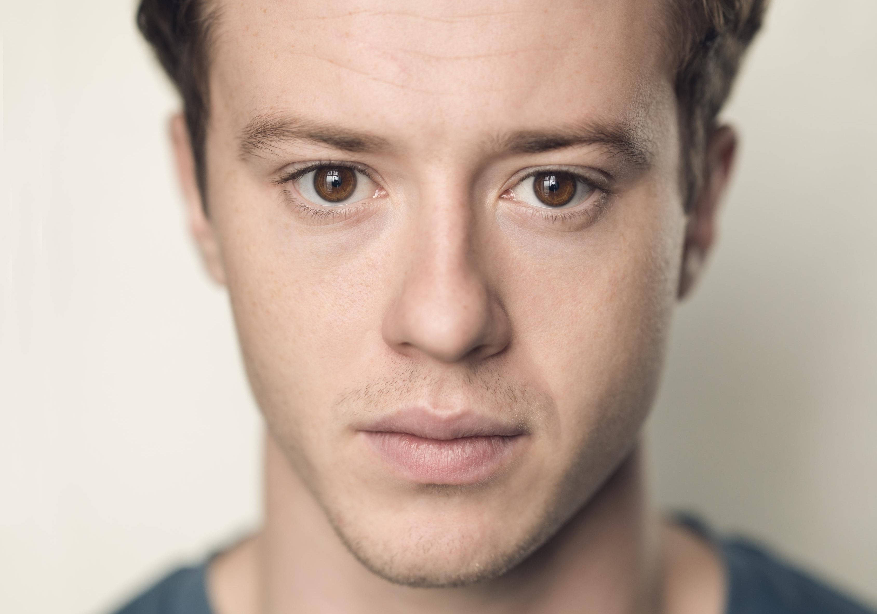 Joseph Quinn, brown eyes, light stubble, 2K Desktop Wallpaper