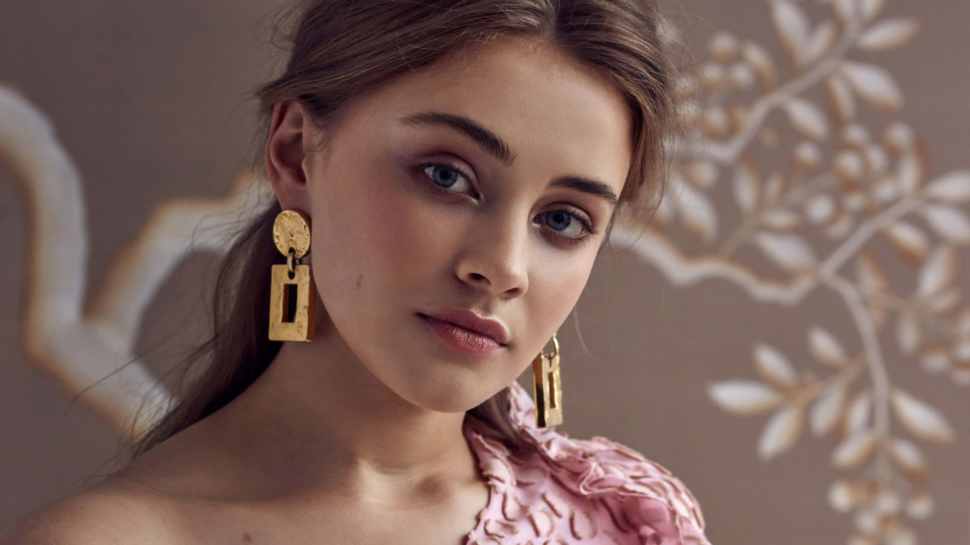 Josephine Langford, blue eyes, gold geometric earrings, 4K Desktop Wallpaper