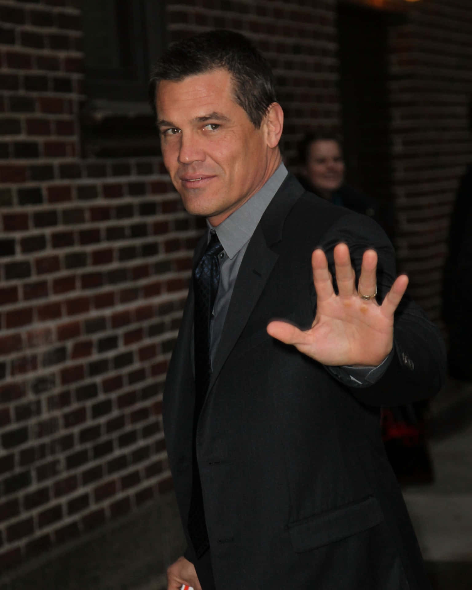 Josh Brolin, dark suit, brick wall, Full HD Phone Wallpaper