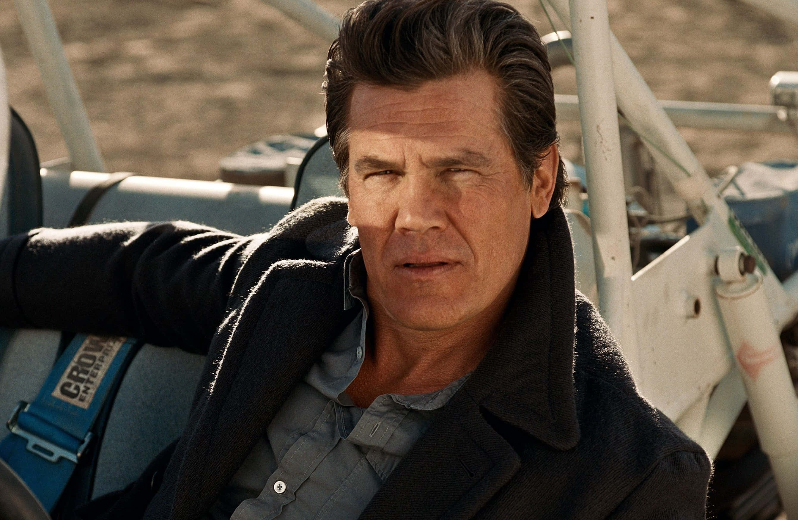 Josh Brolin, dune buggy, desert sun, 2K Desktop Wallpaper