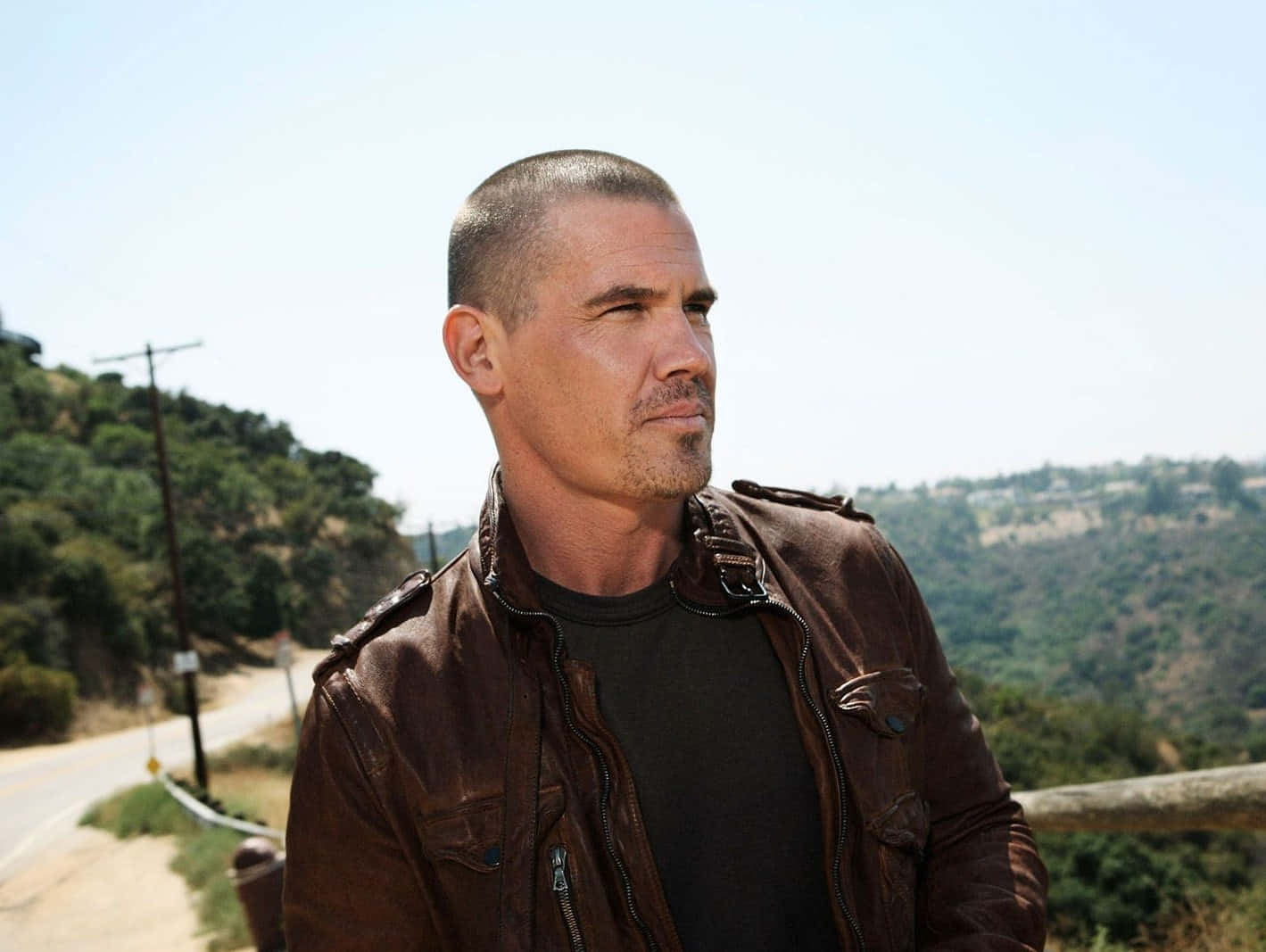 Josh Brolin, brown leather jacket, roadside, HD Desktop Wallpaper