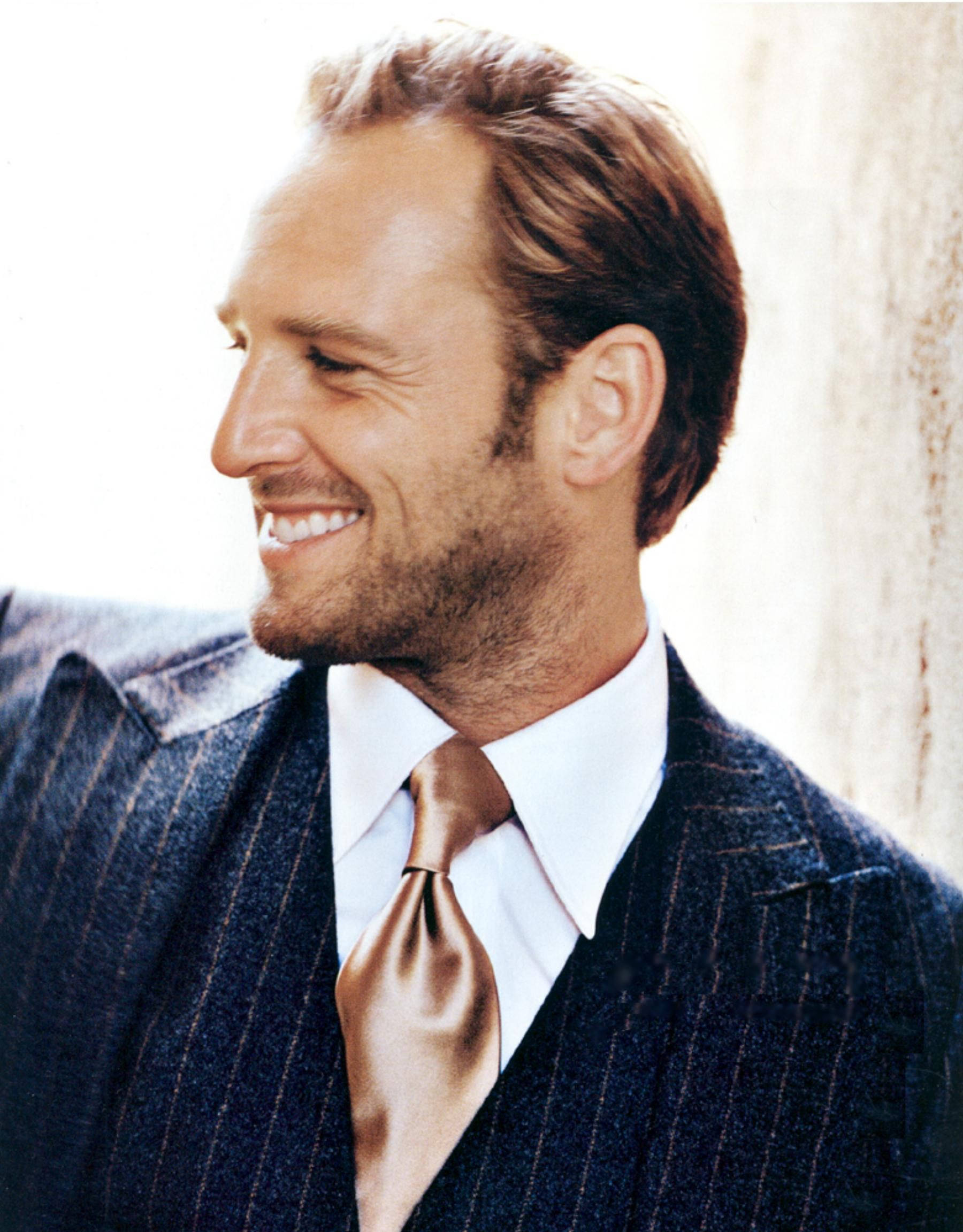 Josh Lucas, pinstripe suit, gold tie, Full HD Phone Wallpaper