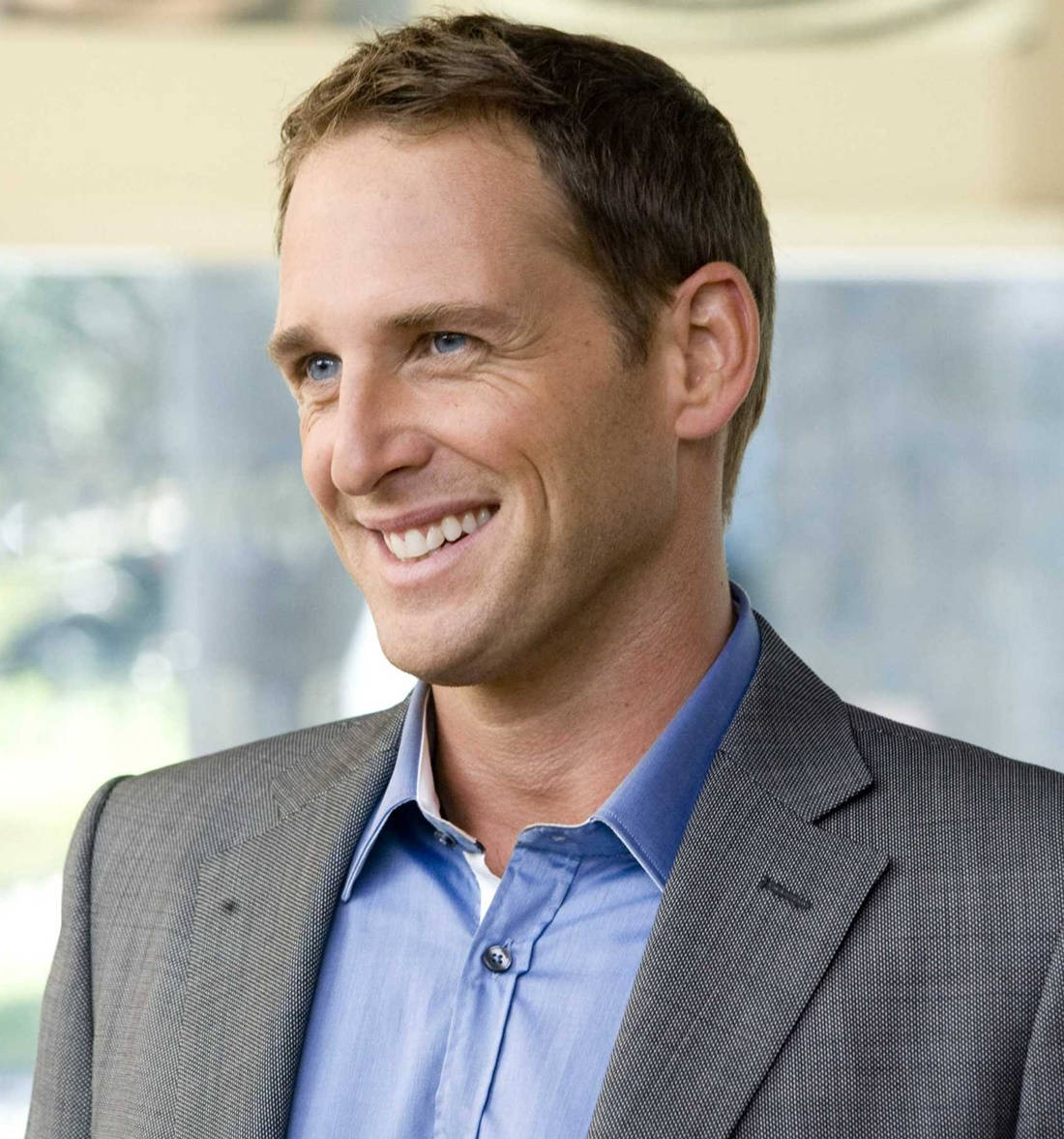 Josh Lucas, gray suit, blue shirt, SD Phone Wallpaper