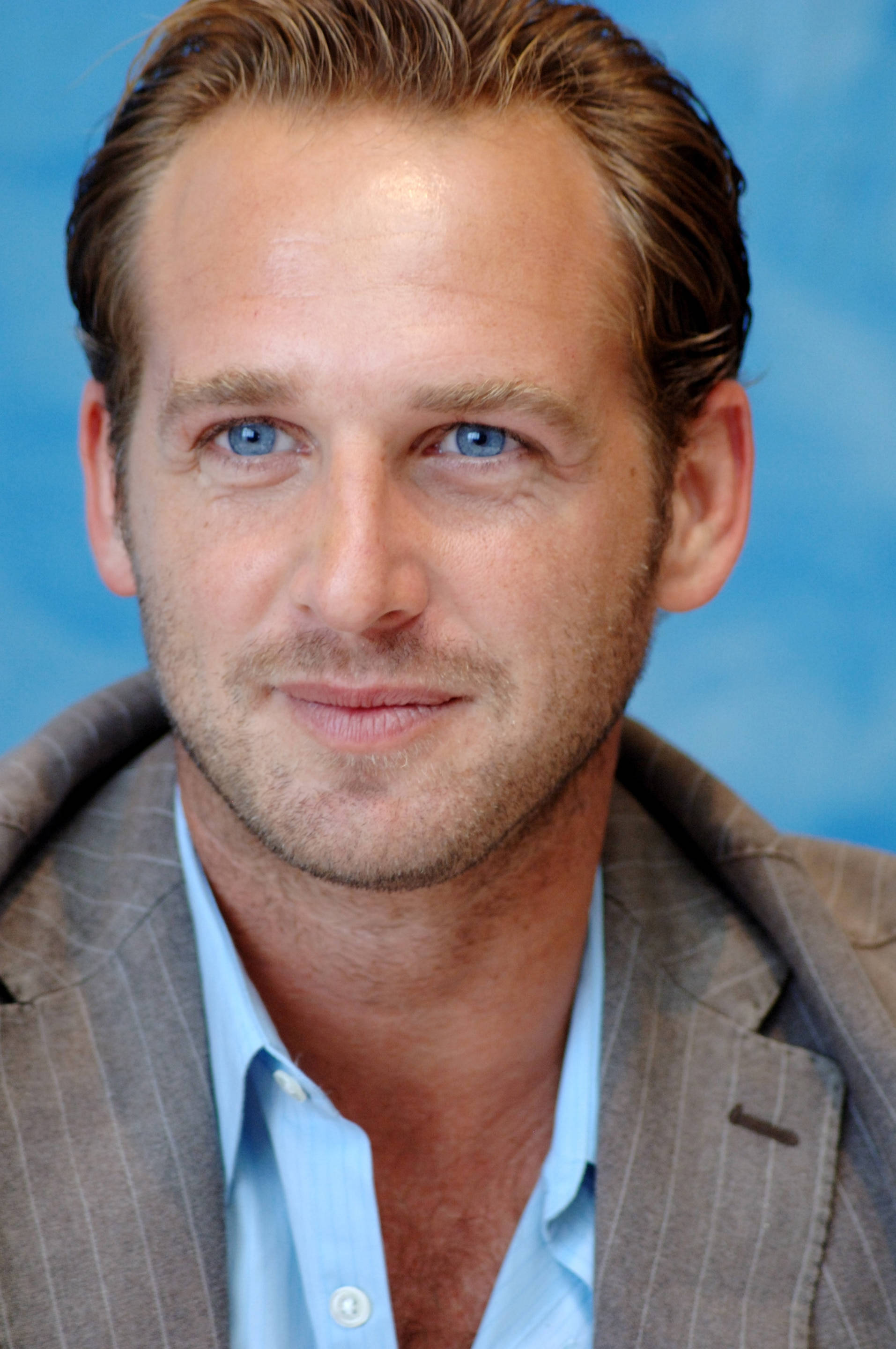Josh Lucas, blue eyes, light stubble, 2K Phone Wallpaper