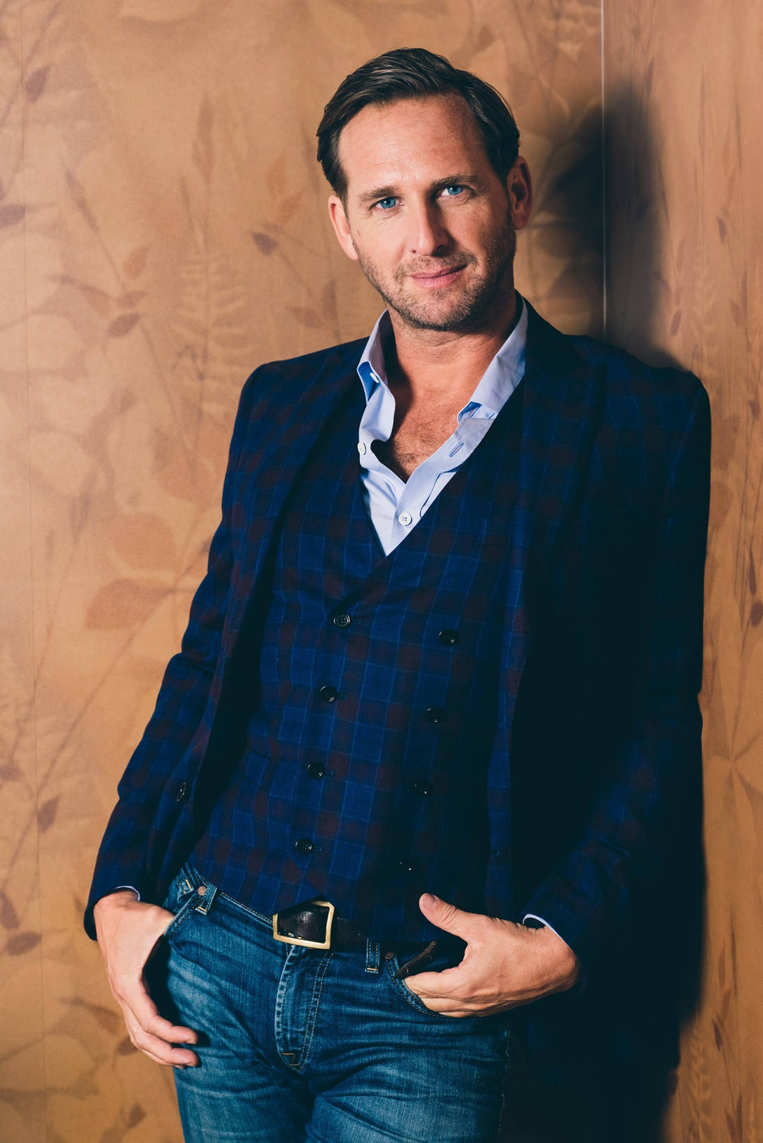 Josh Lucas, blue plaid suit, jeans, HD Phone Wallpaper
