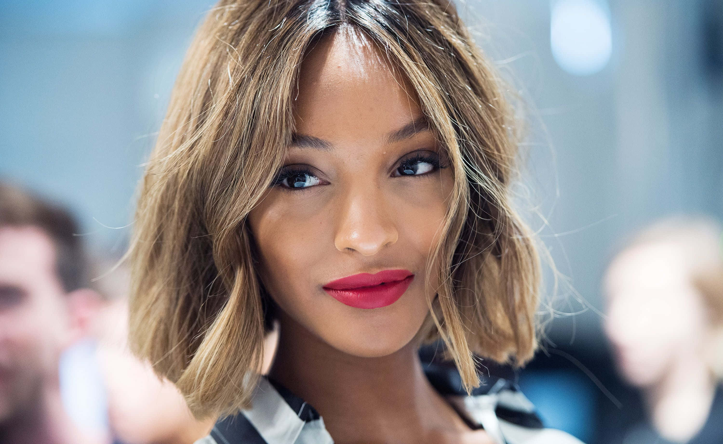 Jourdan Dunn, wavy blonde hair, bold red lipstick, 2K Desktop Wallpaper