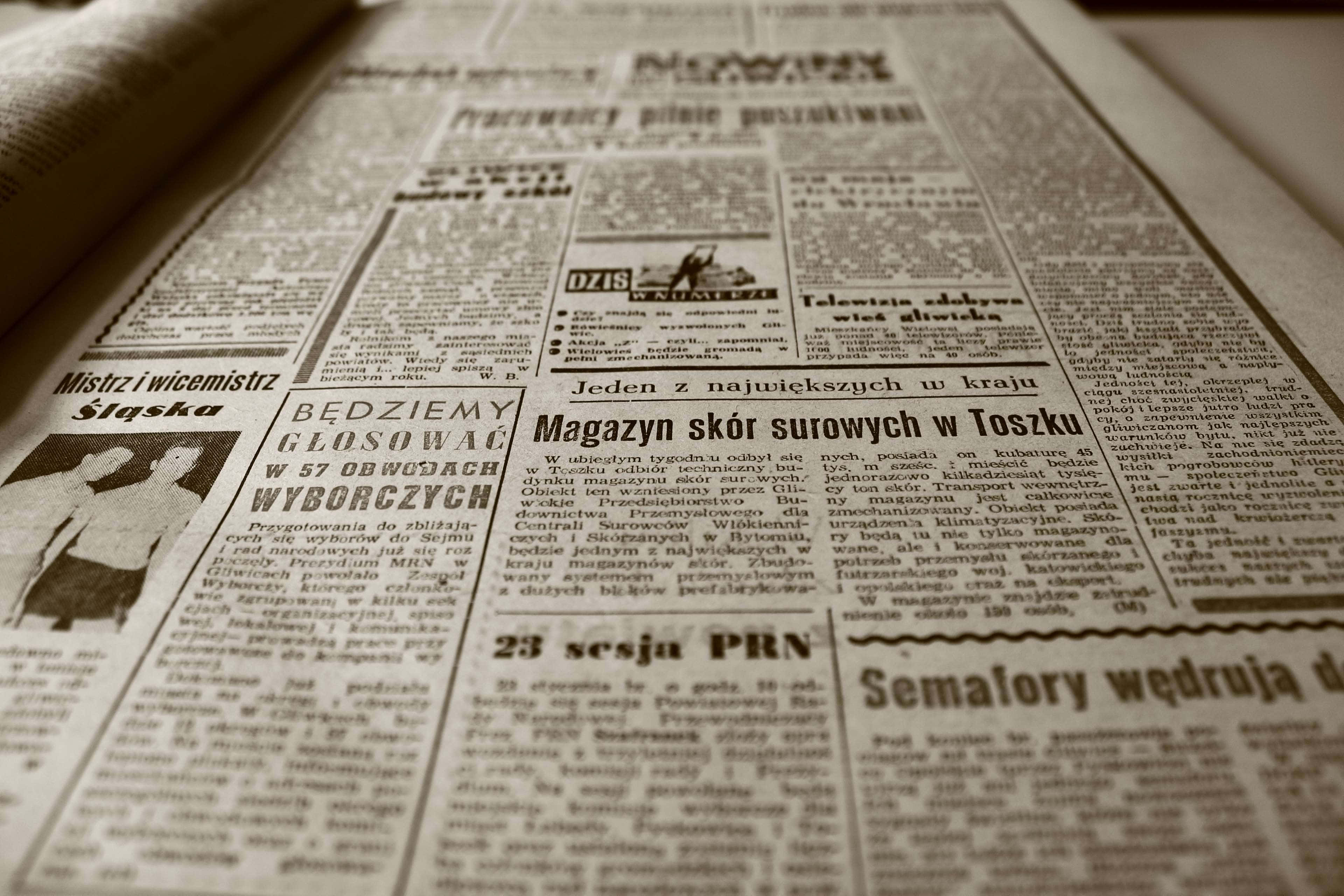 vintage Polish newspaper, bold headlines, dense text, 4K Desktop Wallpaper