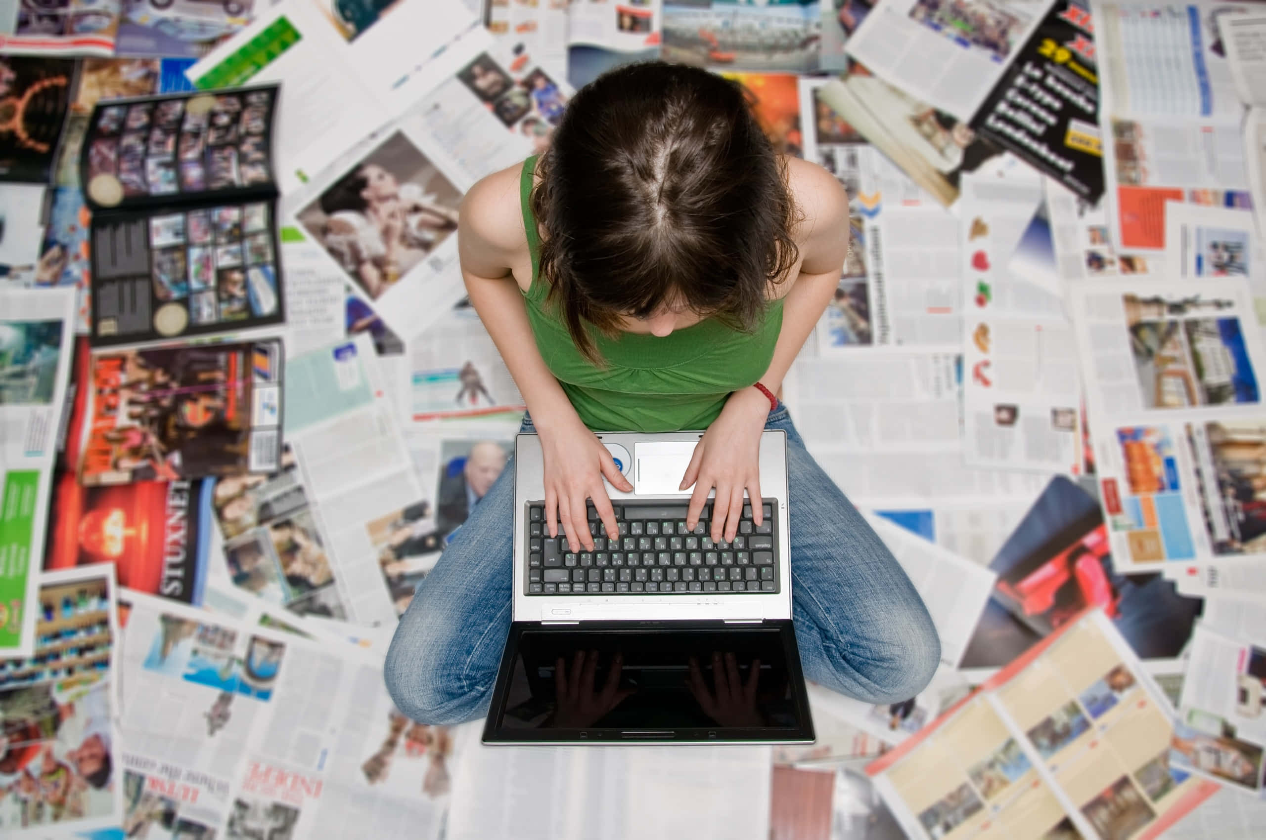 journalism, green top, jeans, 2K Desktop Wallpaper