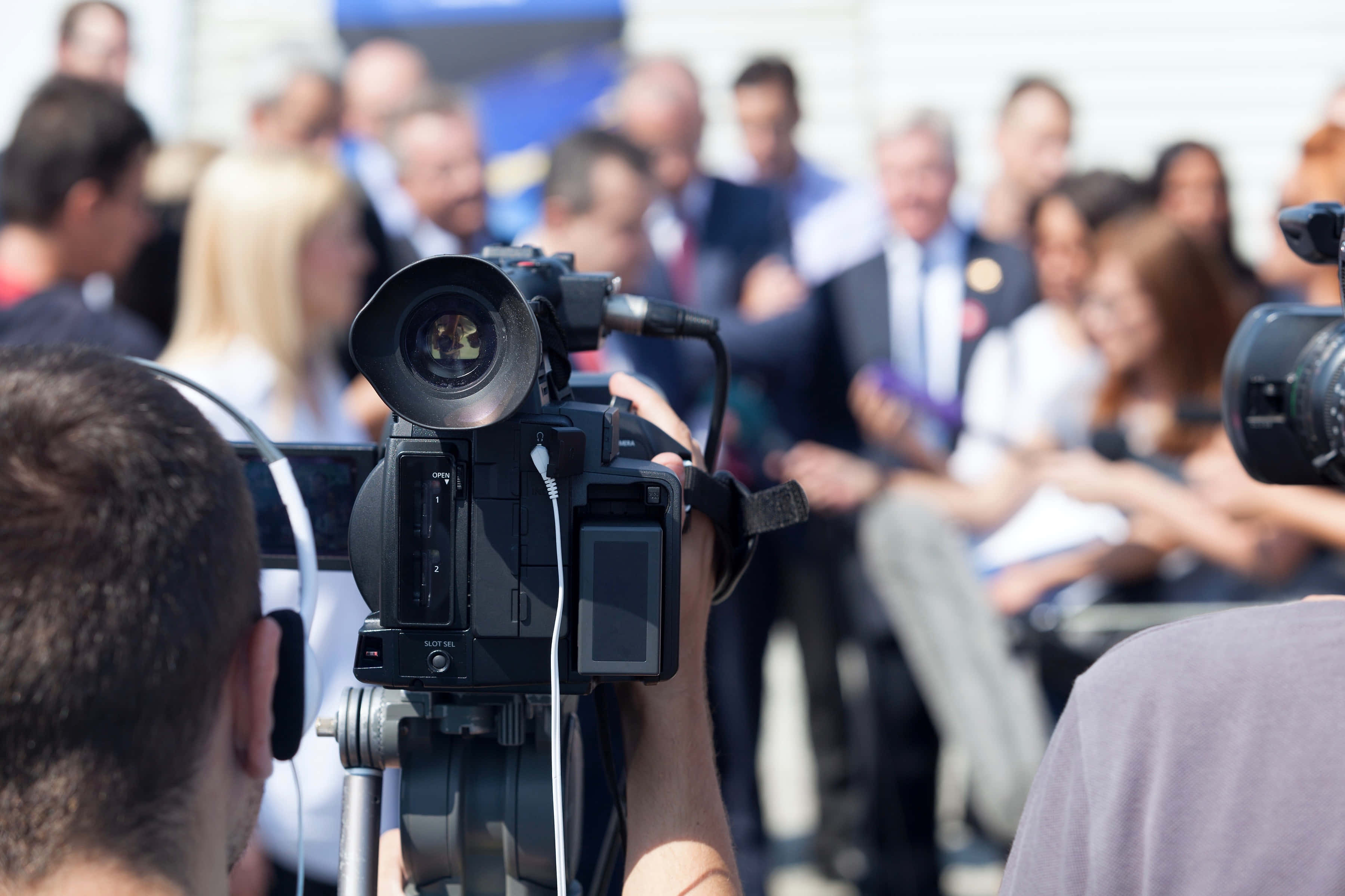 Journalism, cameraman, crowd of people, 2K Desktop Wallpaper