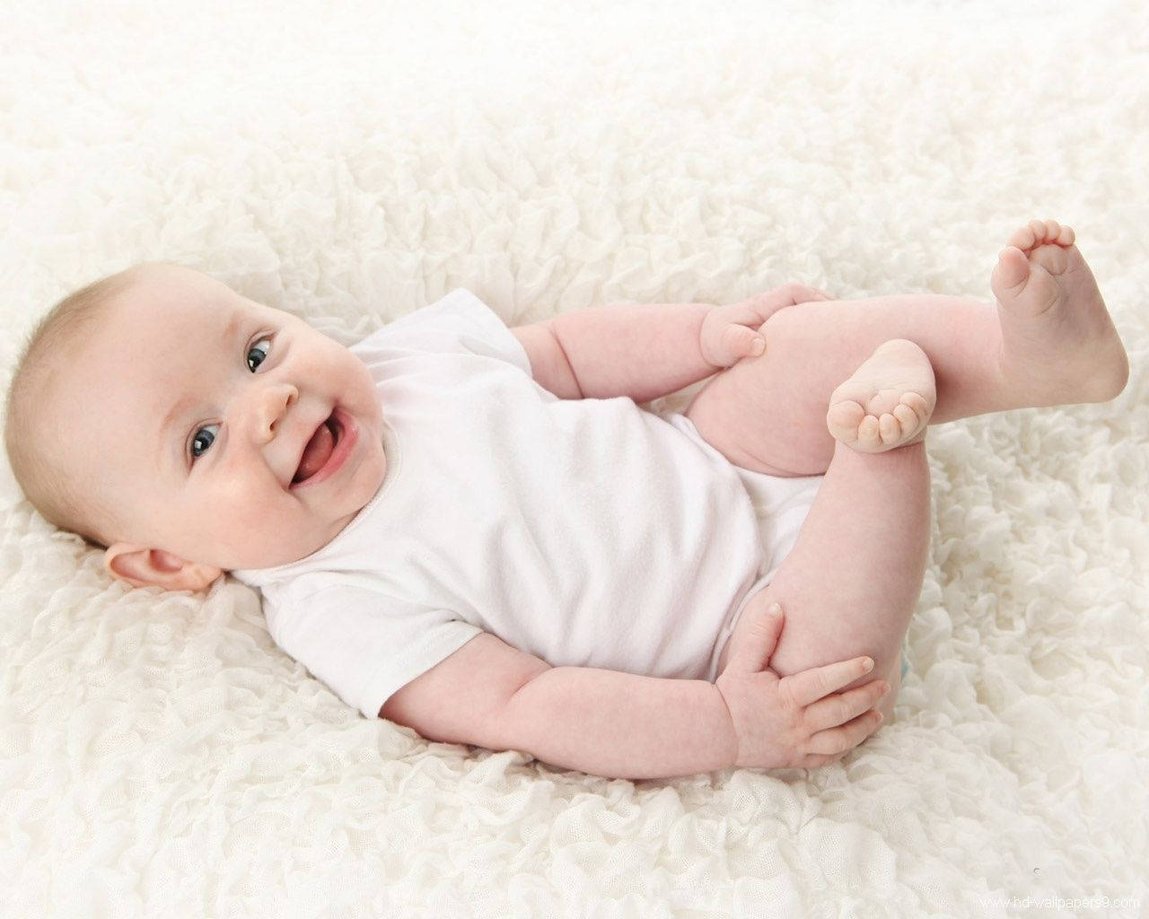 new born baby, bright blue eyes, fluffy white rug, HD Desktop Wallpaper