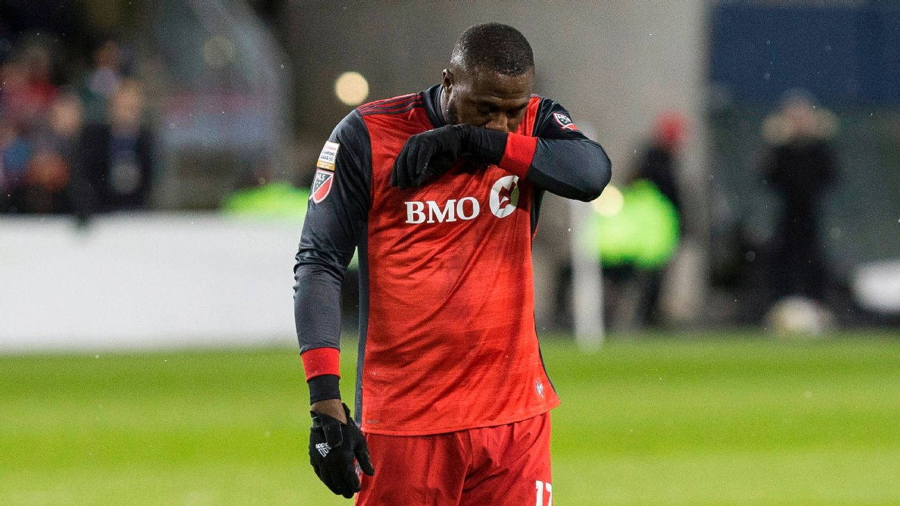 Jozy Altidore, red BMO jersey, rainy field, HD Desktop Wallpaper