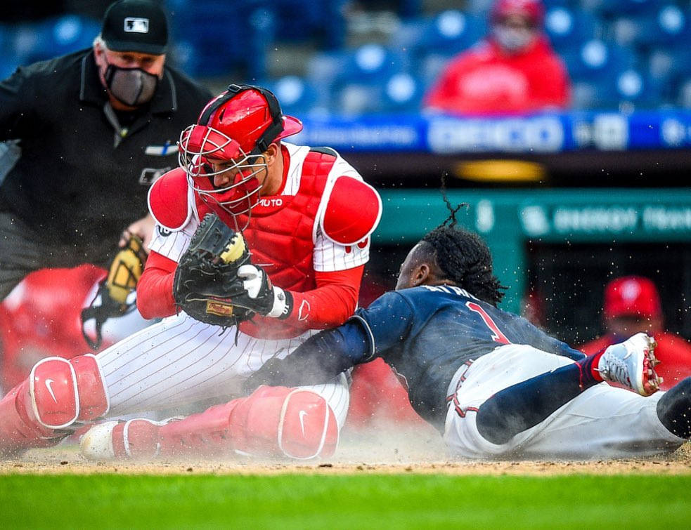 JT Realmuto, red gear, sliding runner, SD Desktop Wallpaper