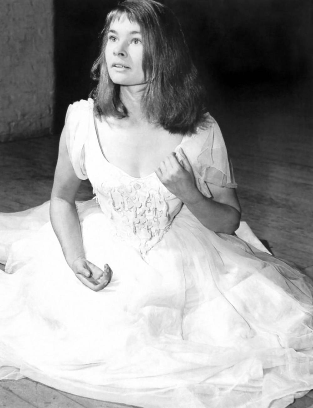 Judi Dench, theater stage, voluminous white dress, HD Phone Wallpaper