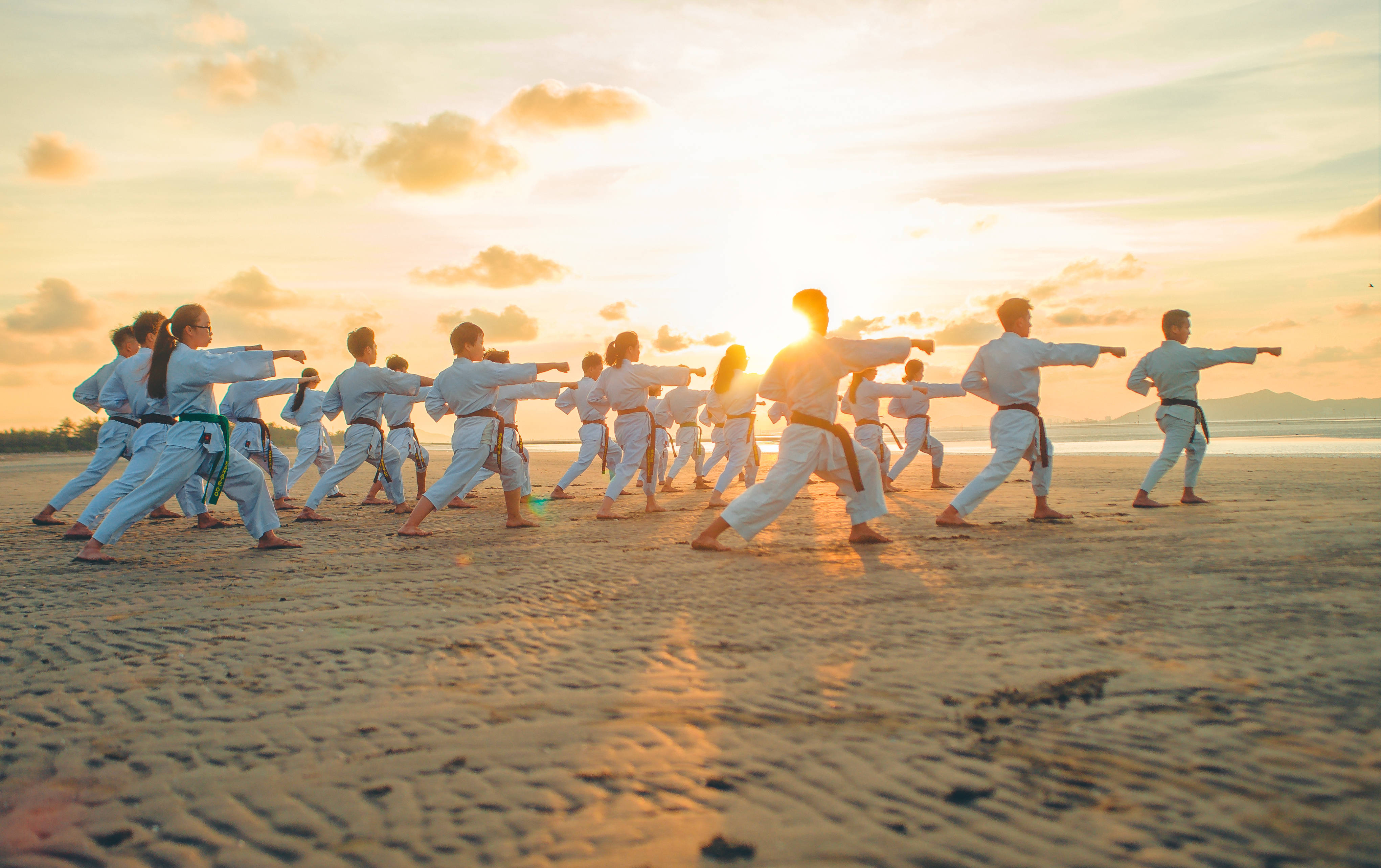 judo students, white uniforms, sunlit beach, 4K Desktop Wallpaper