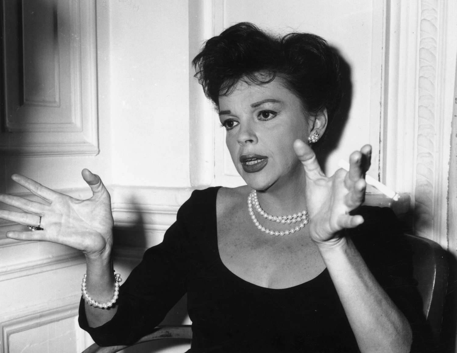 Judy Garland, pearls, ornate paneling, HD Desktop Wallpaper