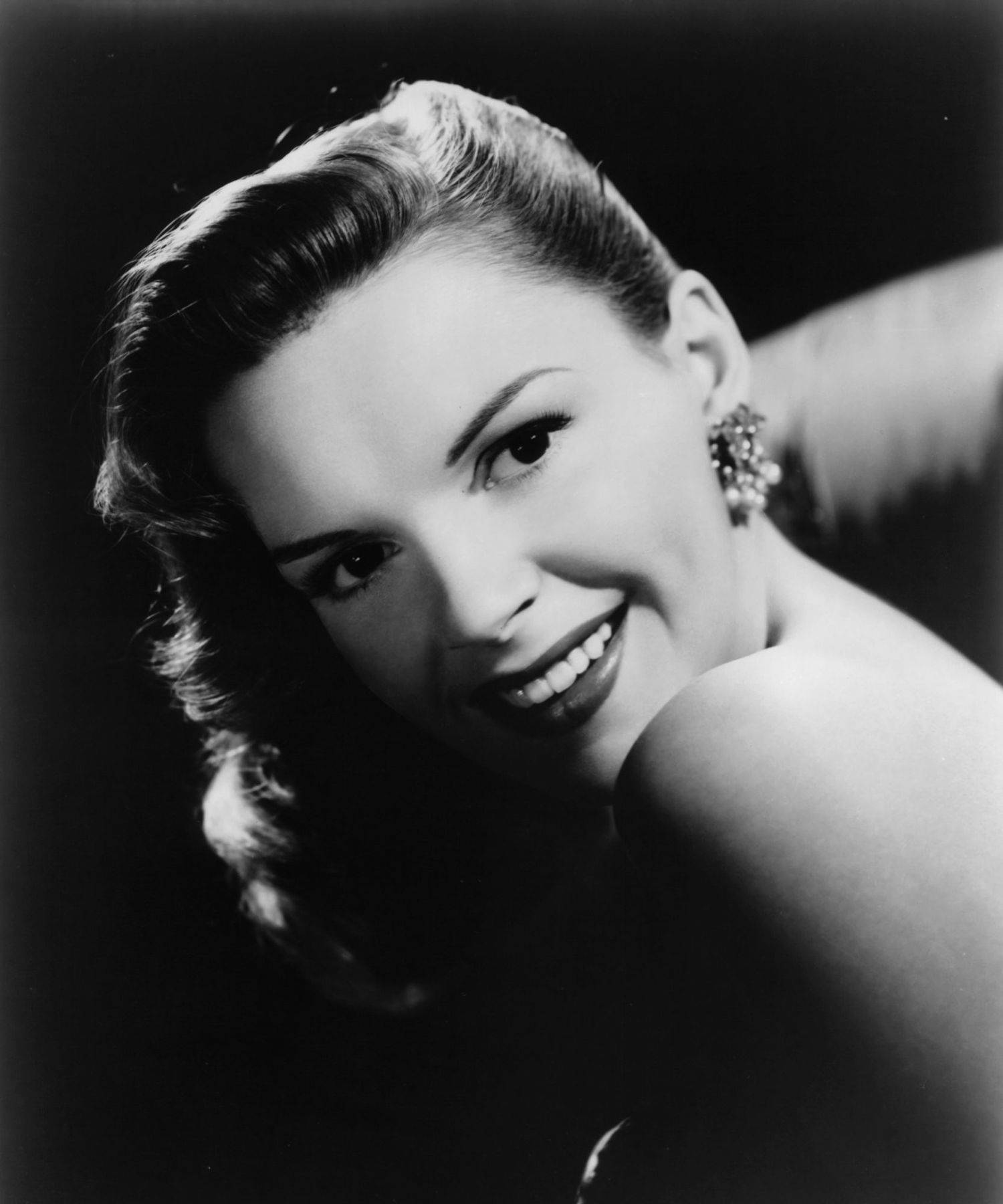 Judy Garland, classic black and white studio portrait, styled hair, HD Phone Wallpaper