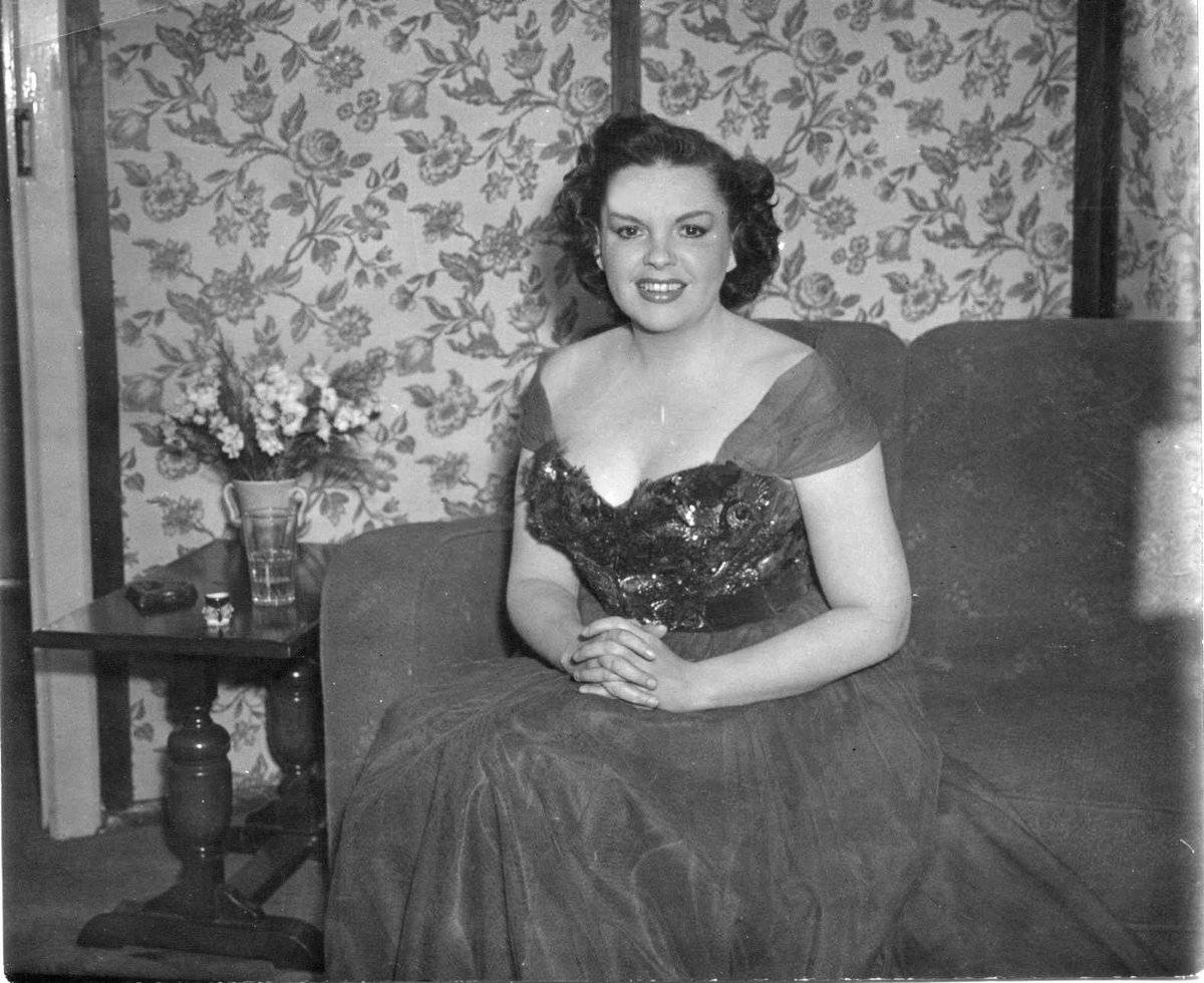 Judy Garland, sequined gown, floral wallpaper, SD Desktop Wallpaper