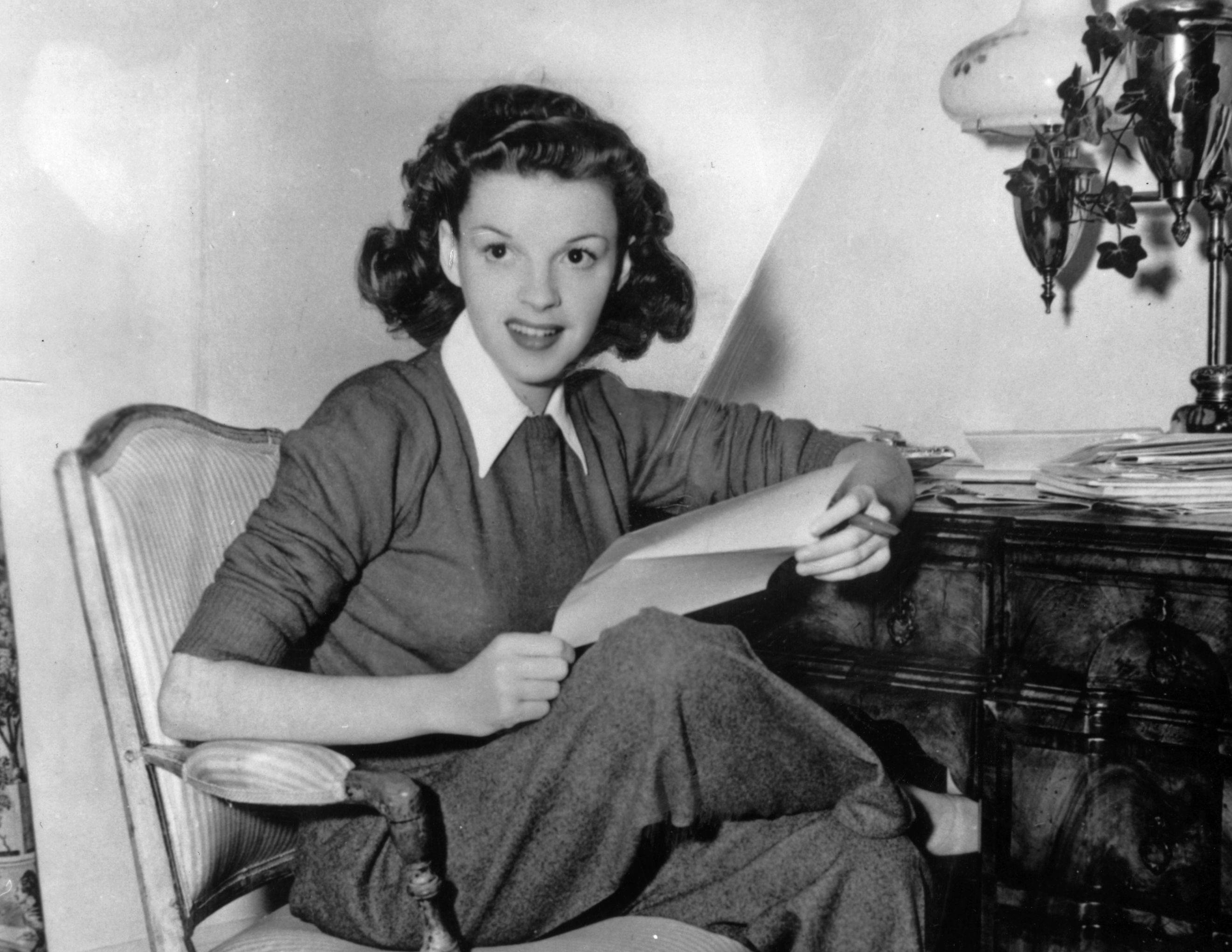 Judy Garland, black and white portrait, collared dress, 2K Desktop Wallpaper