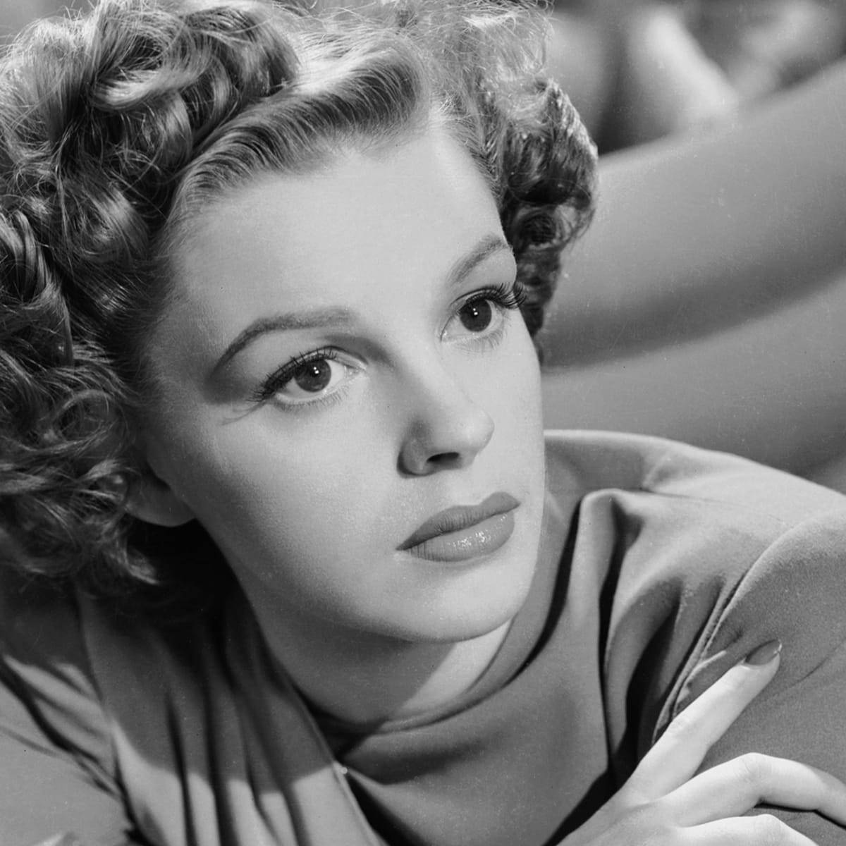 Judy Garland, vintage black and white portrait, curled hair, SD Desktop Wallpaper