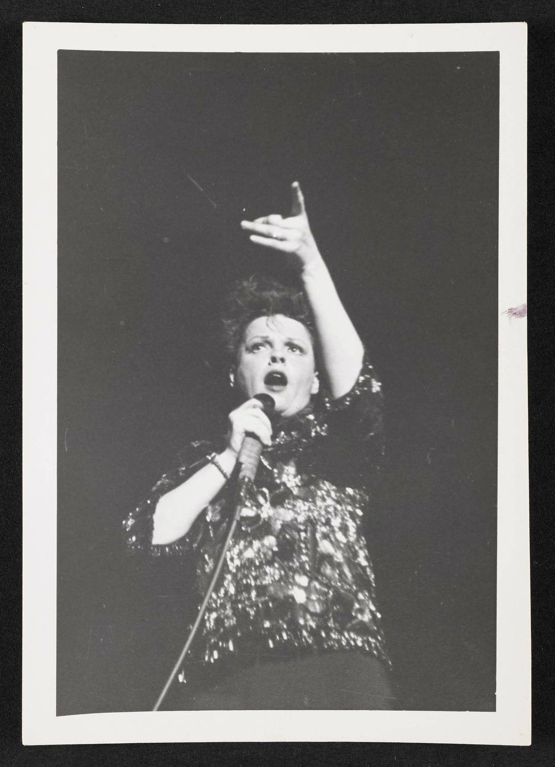 Judy Garland, singer, mid-performance, HD Phone Wallpaper