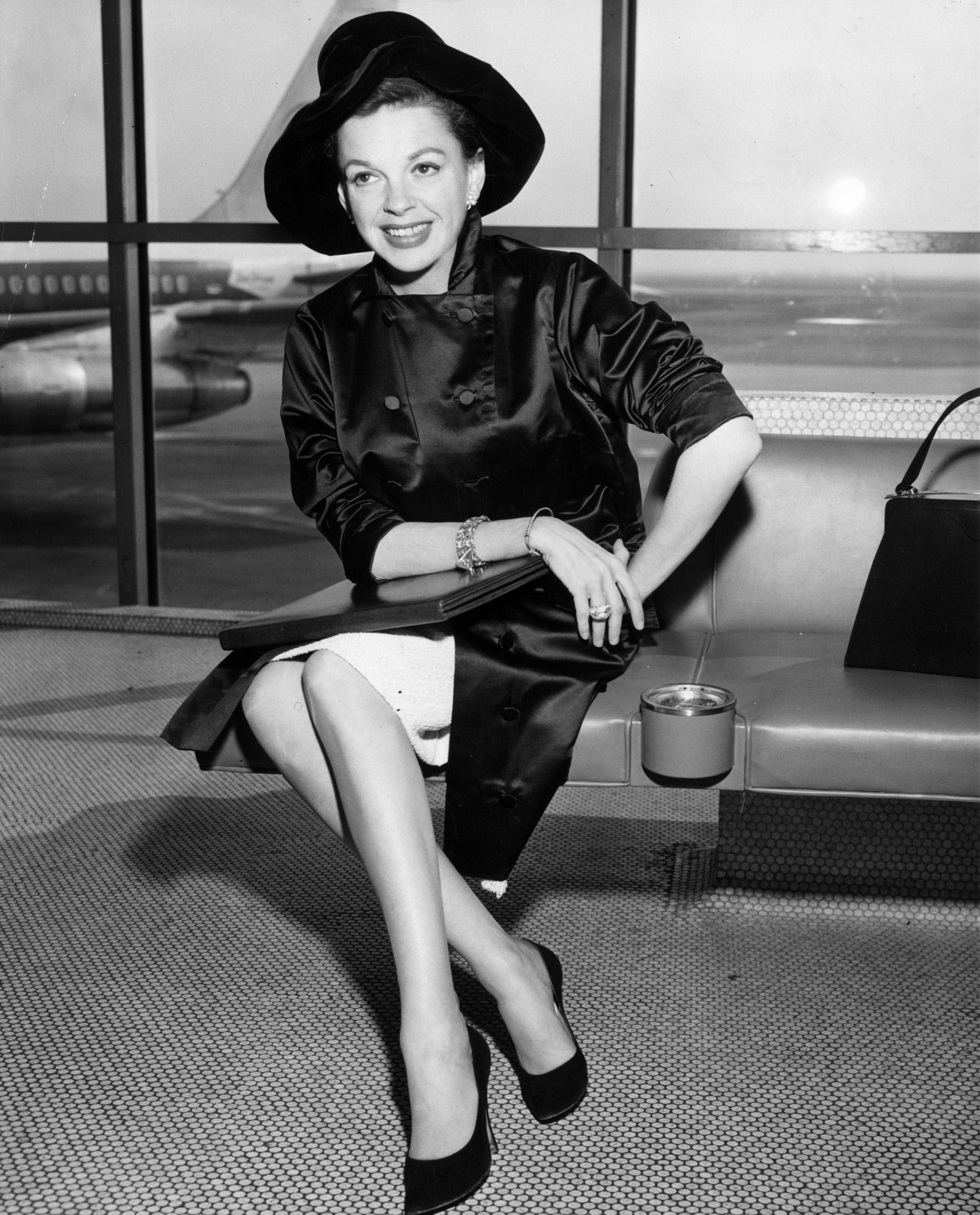 Judy Garland, black hat, satin jacket, 2K Phone Wallpaper