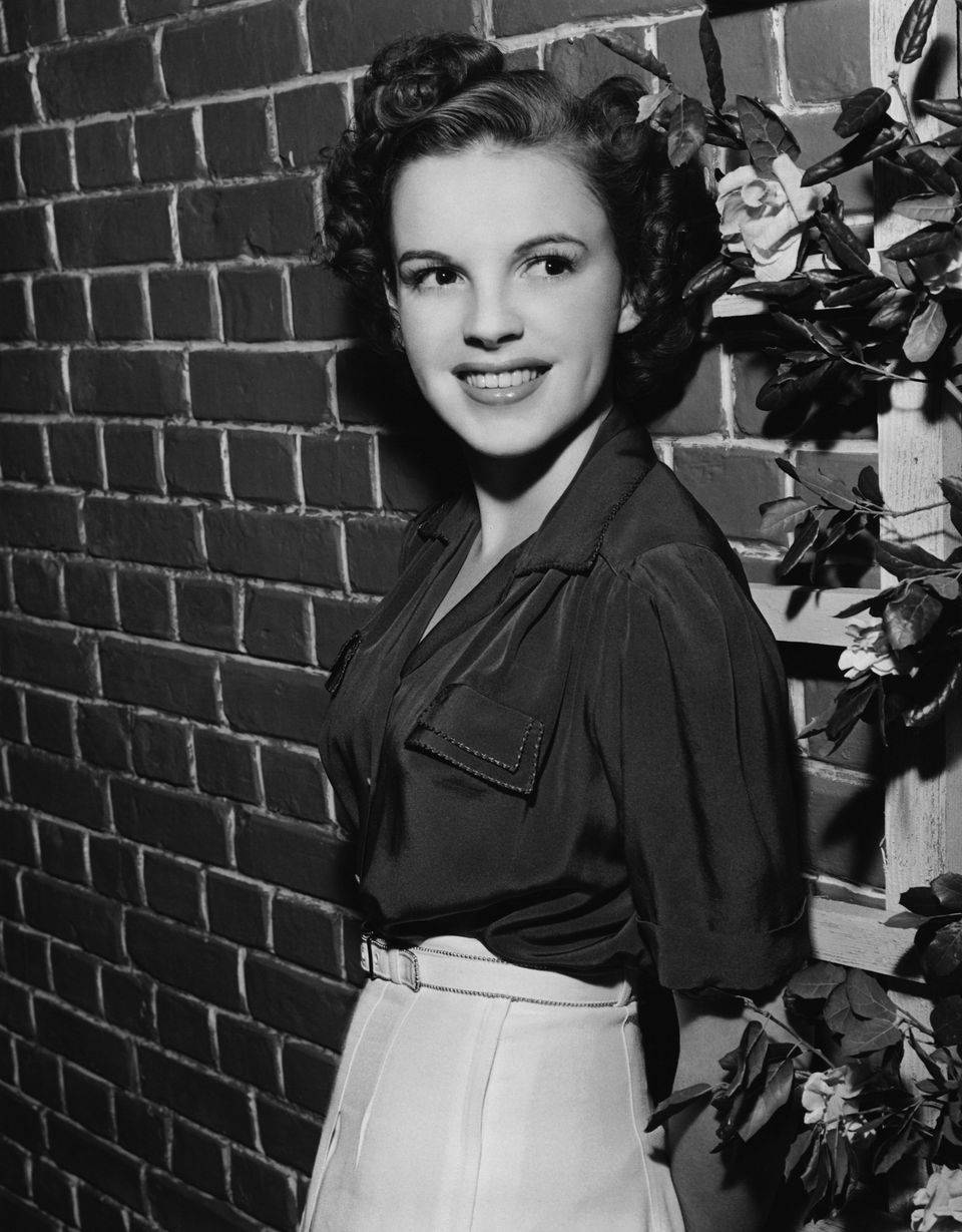 Judy Garland, vintage curls, brick wall, SD Phone Wallpaper