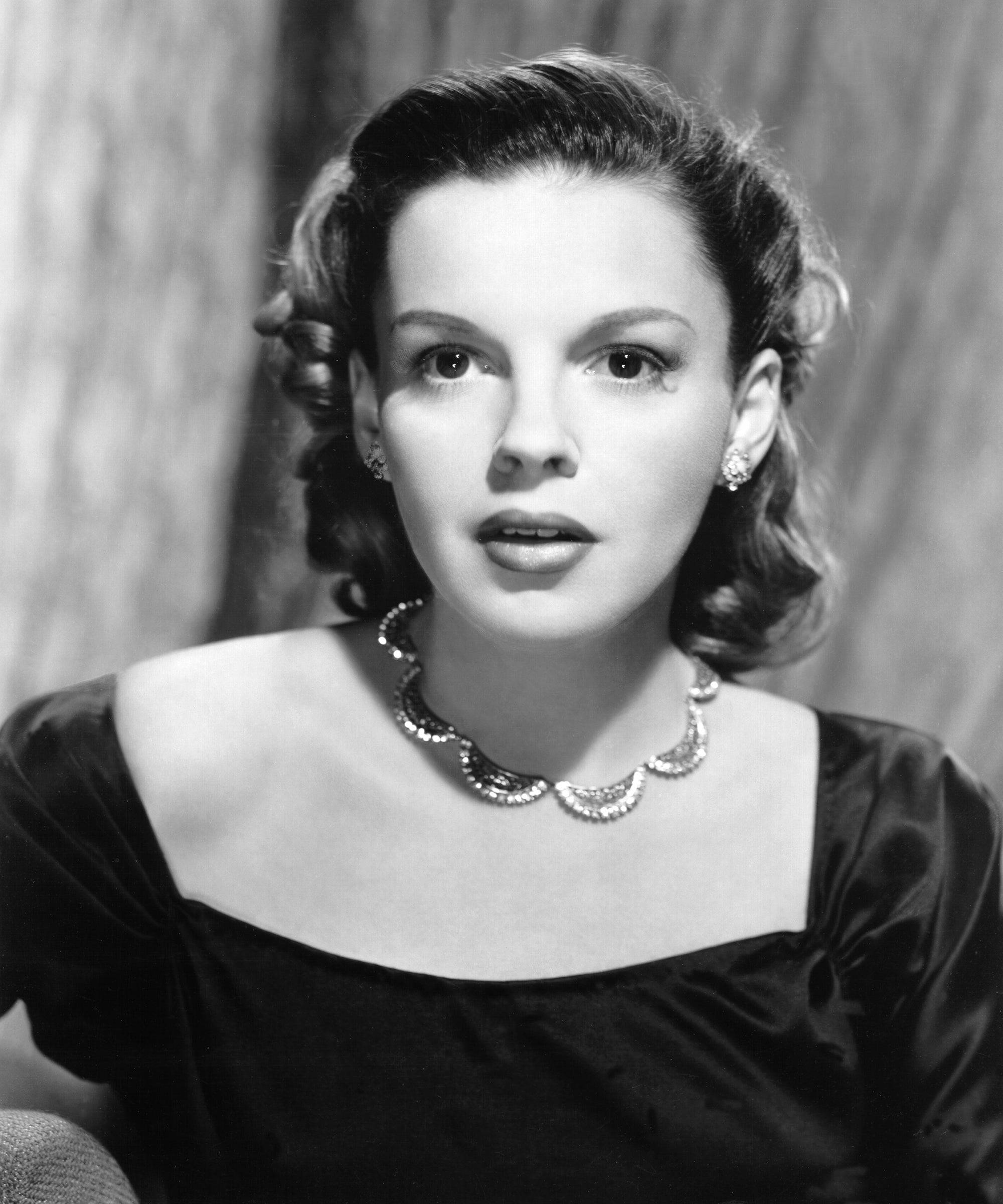 Judy Garland, black and white portrait, styled hair, Full HD Phone Wallpaper