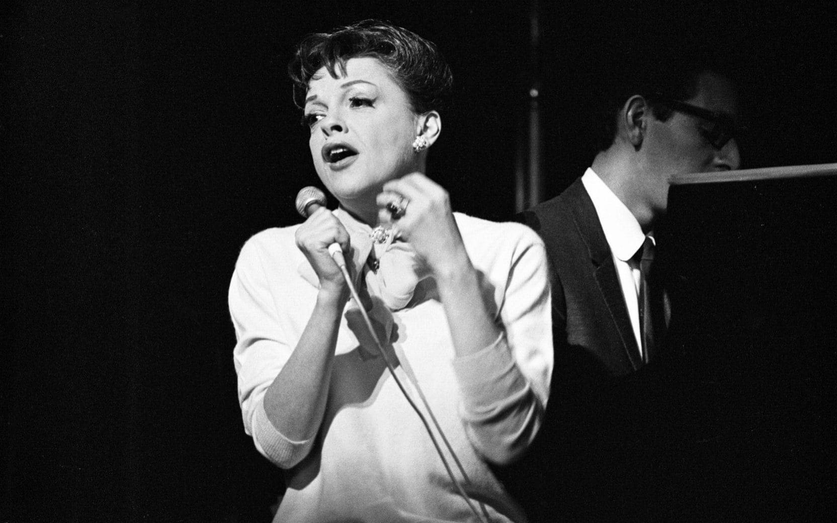 Judy Garland, stage, microphone, HD Desktop Wallpaper