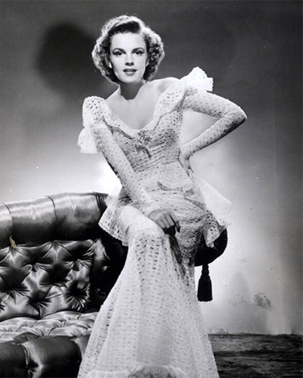 Judy Garland, lace gown, tufted leather couch, HD Phone Wallpaper