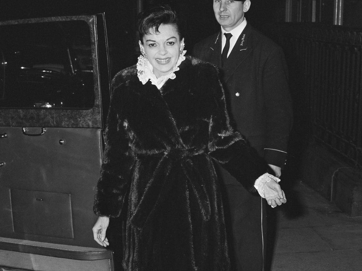 Judy Garland, dark fur coat, vintage car, SD Desktop Wallpaper
