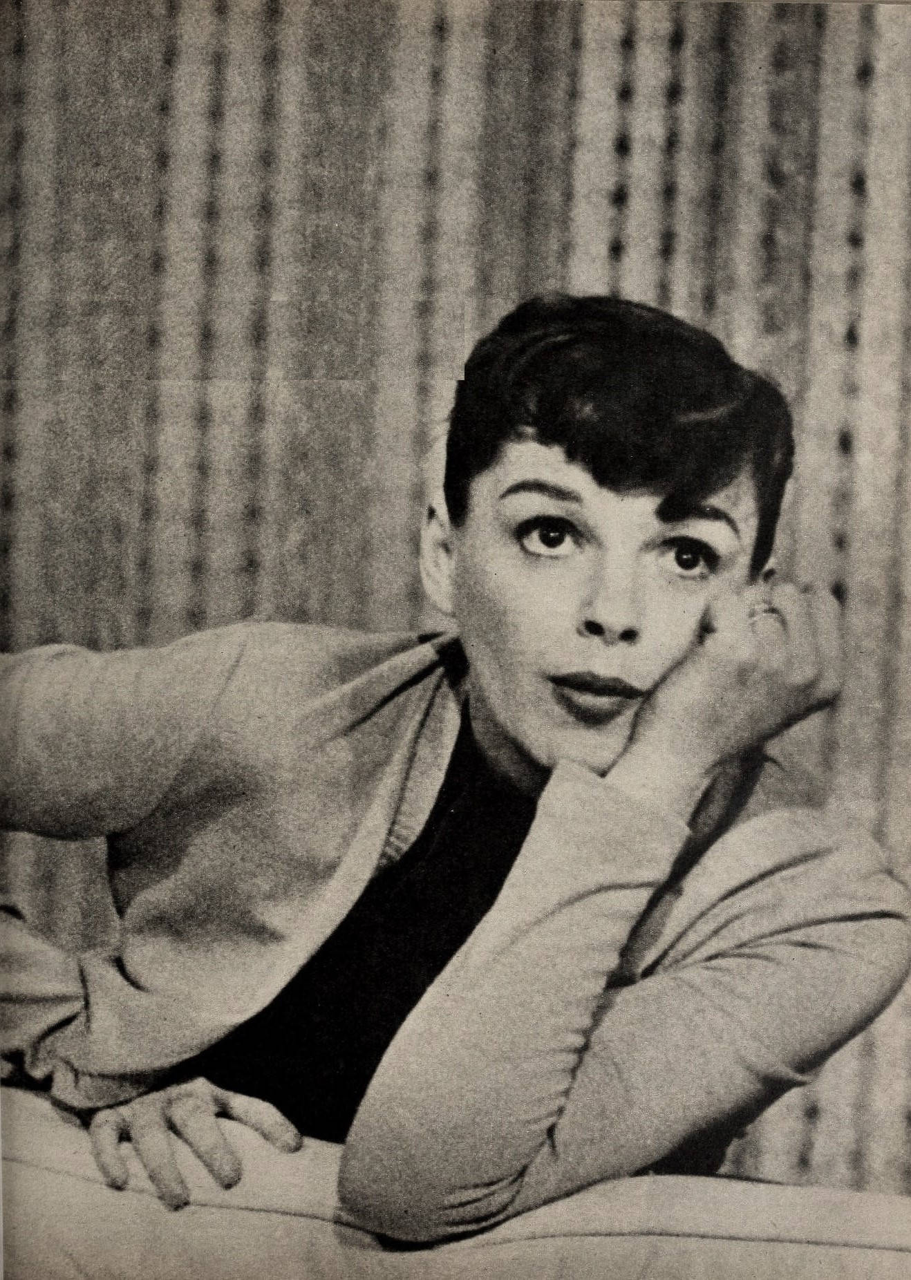 Judy Garland, vintage black and white portrait, short dark hair, HD Phone Wallpaper