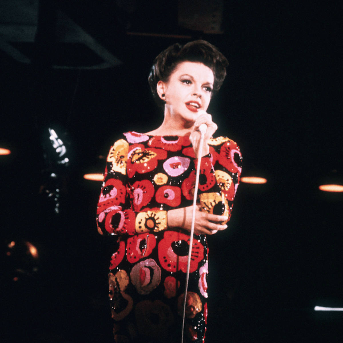 Judy Garland, floral dress, microphone, SD Desktop Wallpaper