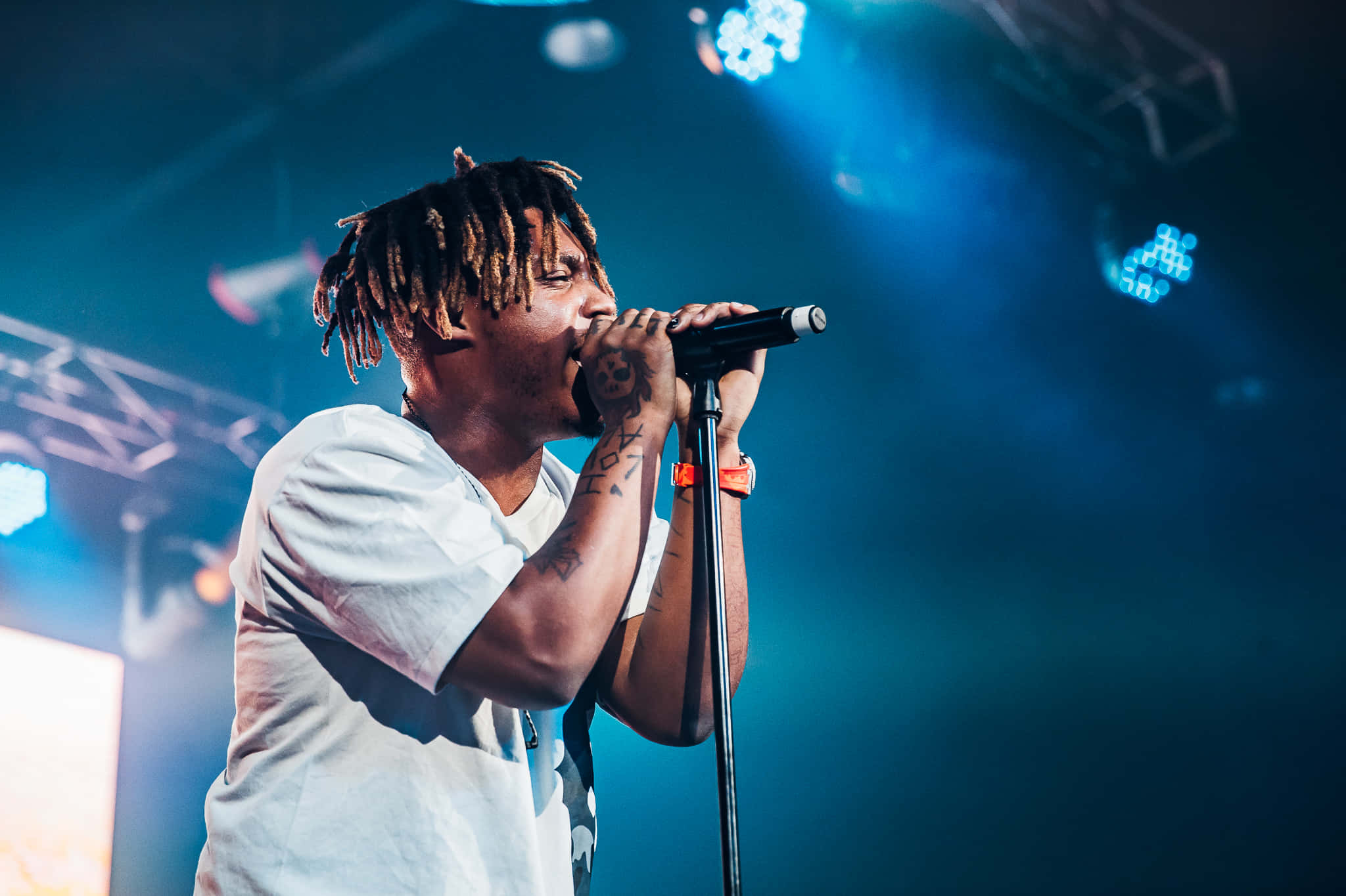 Juice WRLD, dreadlocks, blue stage lights, Full HD Desktop Wallpaper