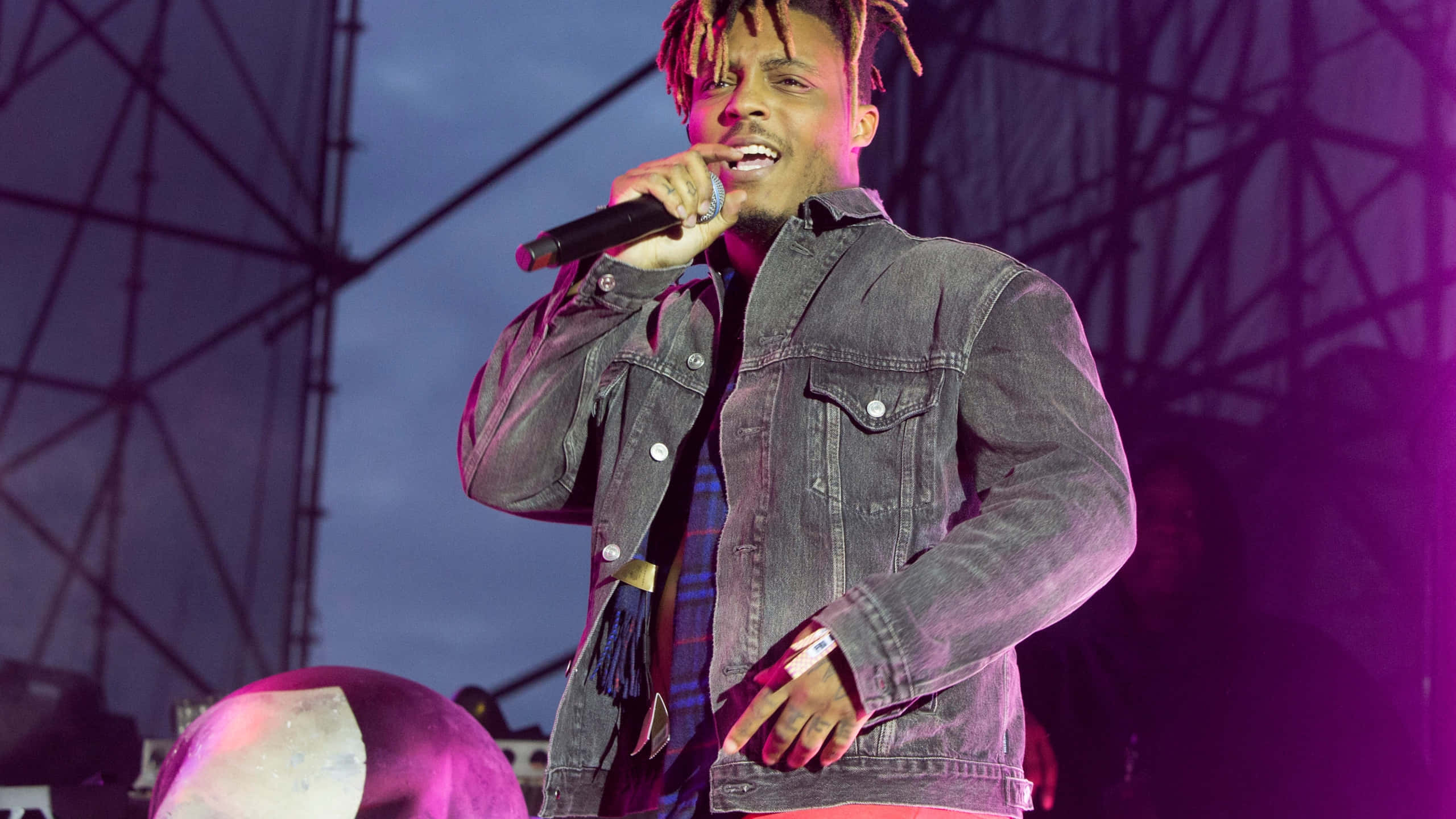Juice Wrld, purple stage lights, dark sky, 2K Desktop Wallpaper