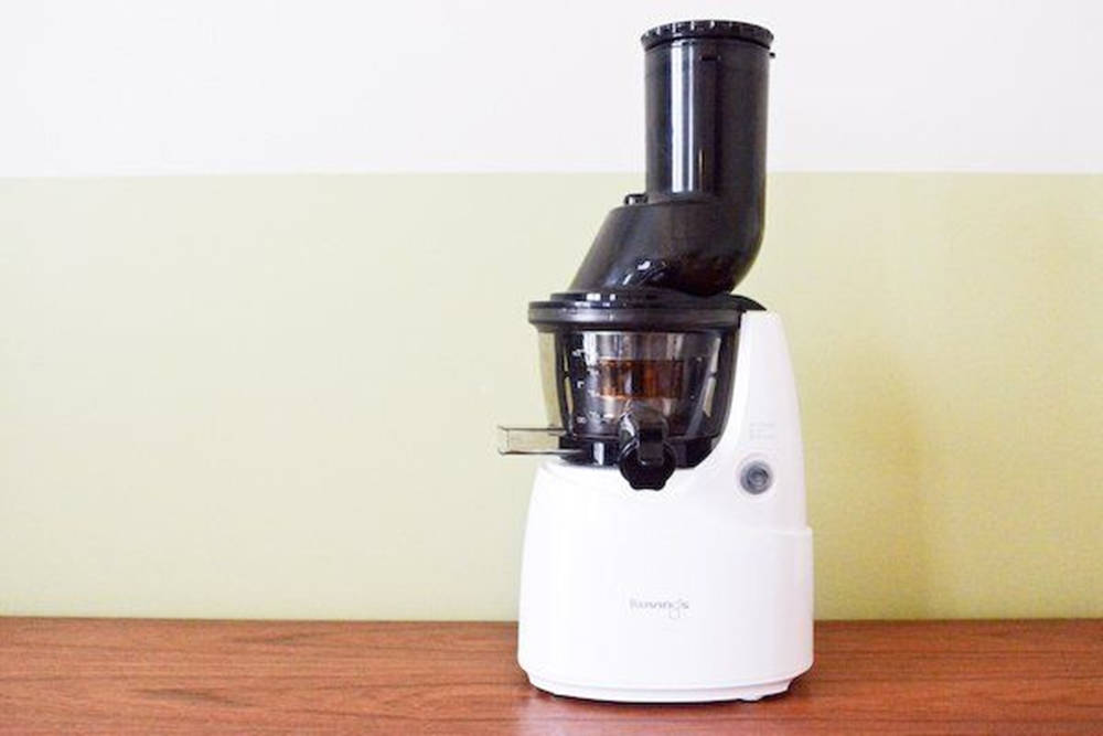 black and white triturating juicer, white and black juicer, wooden countertop, SD Desktop Wallpaper