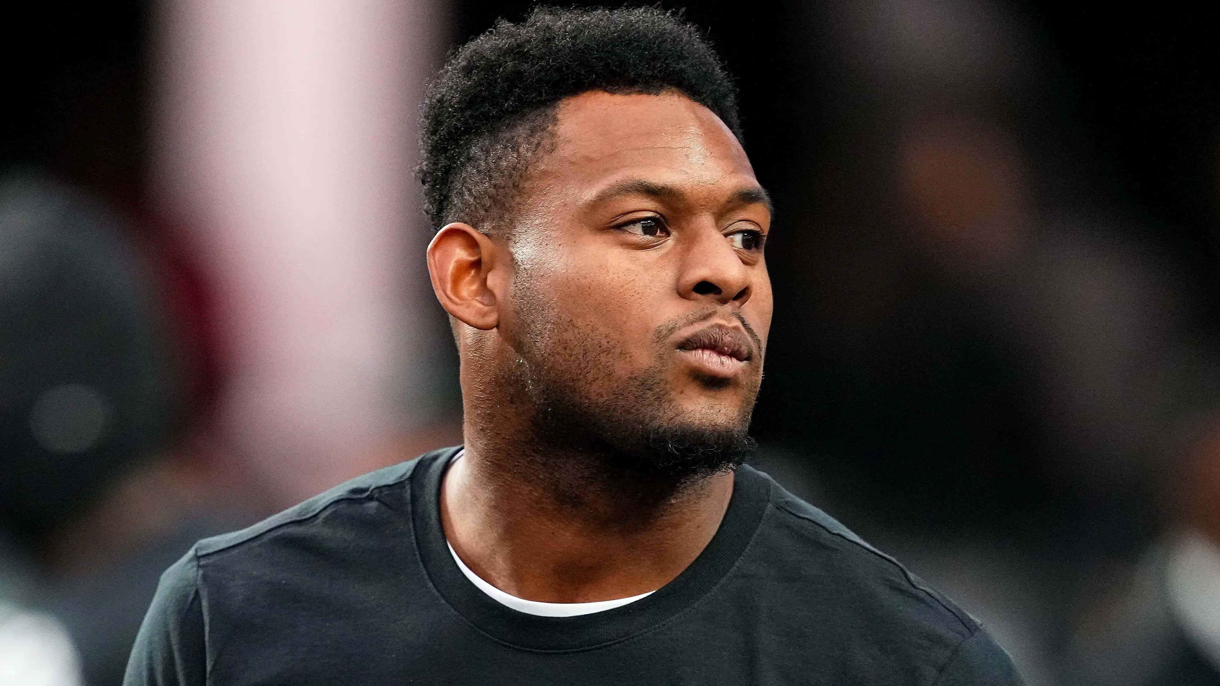 Juju Smith Schuster, black t-shirt, blurred indoor background, 4K Desktop Wallpaper