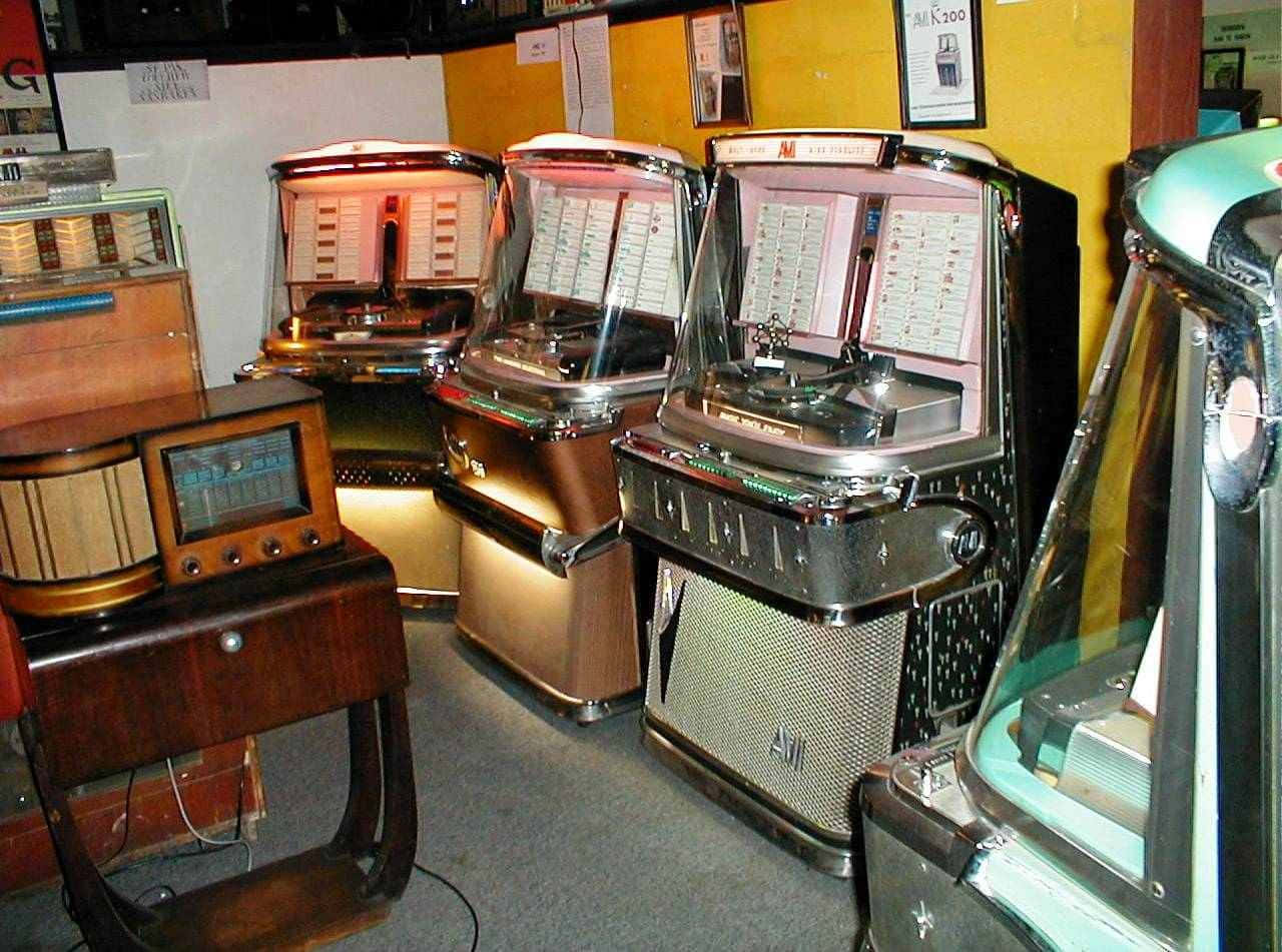 vintage jukebox, retro diner, chrome accents, HD Desktop Wallpaper