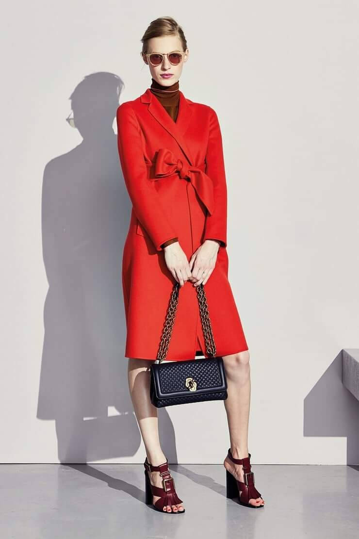Julia Nobis, red dress, black chain purse, SD Phone Wallpaper
