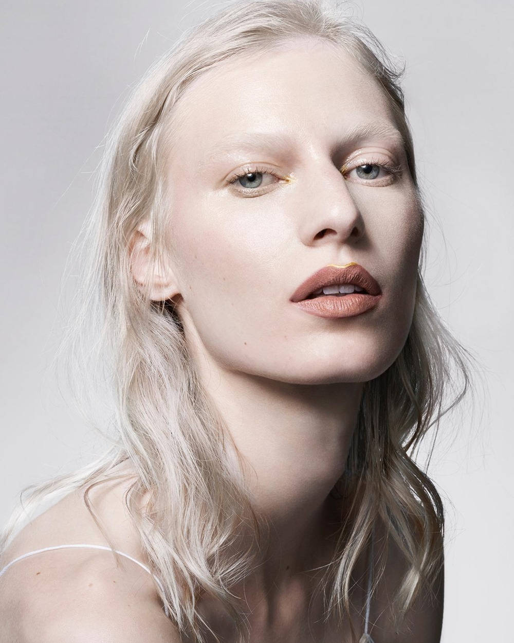 Julia Nobis, white hair, blonde, SD Phone Wallpaper