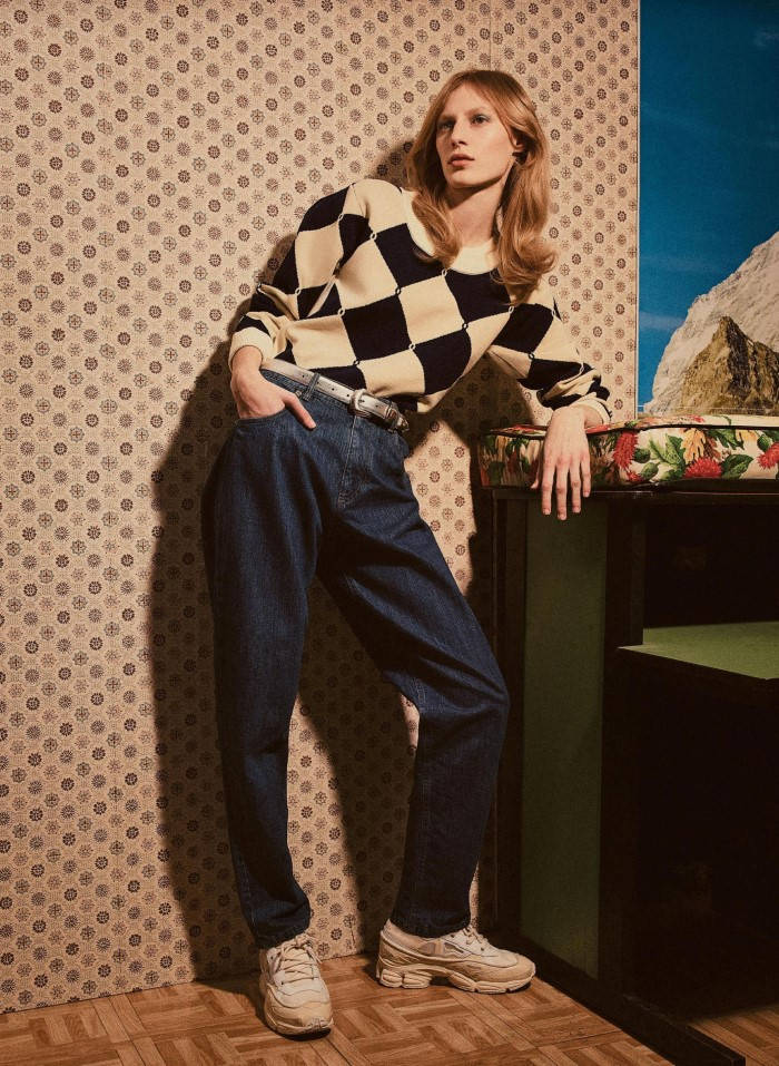 Julia Nobis, black and cream checkered sweater, blue jeans, SD Phone Wallpaper