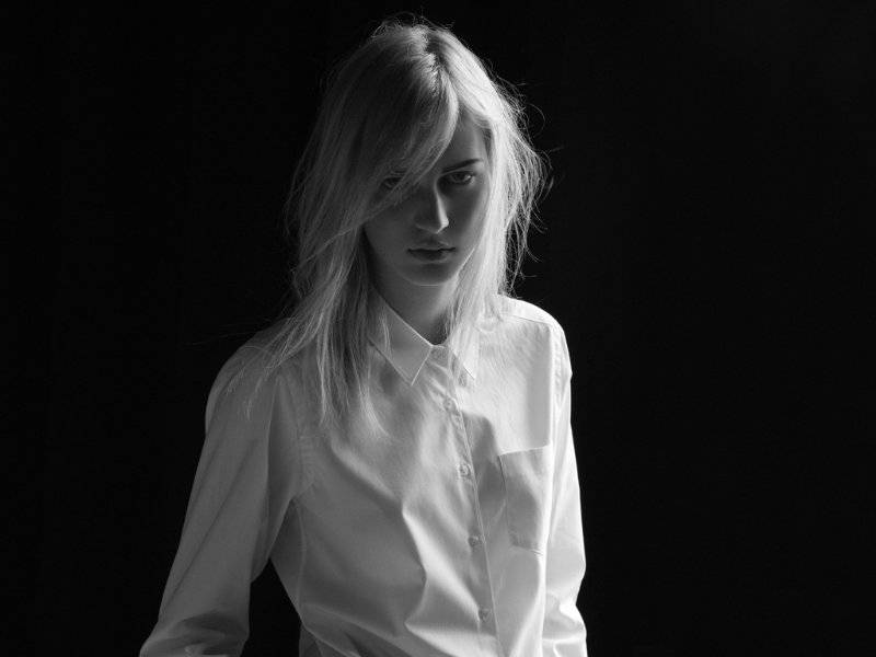 Julia Nobis, black and white shot, blonde hair, SD Desktop Wallpaper