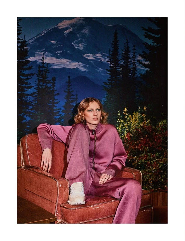 Julia Nobis, mauve tracksuit, vintage armchair, SD Phone Wallpaper