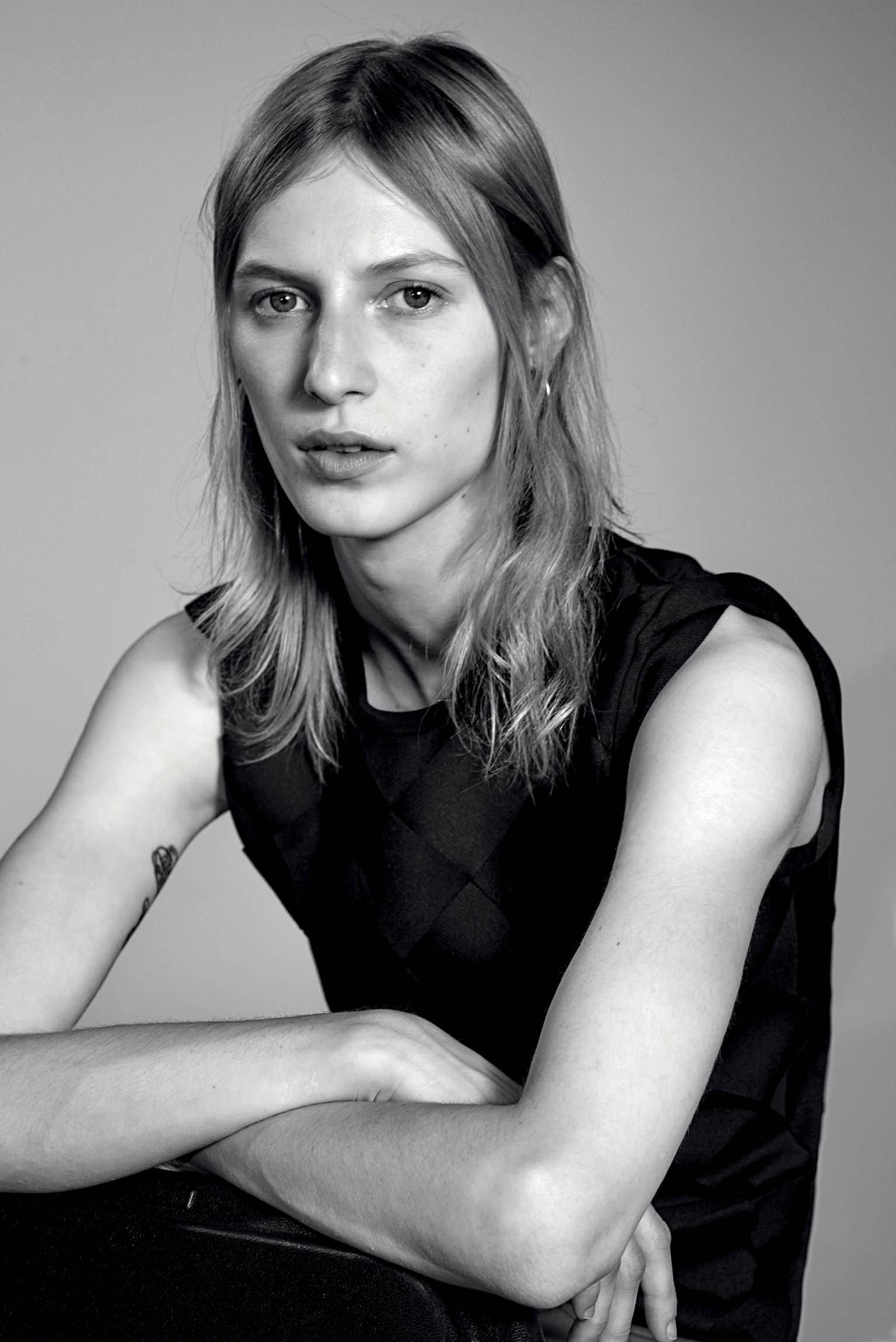 Julia Nobis, black and white portrait, tousled hair, Full HD Phone Wallpaper
