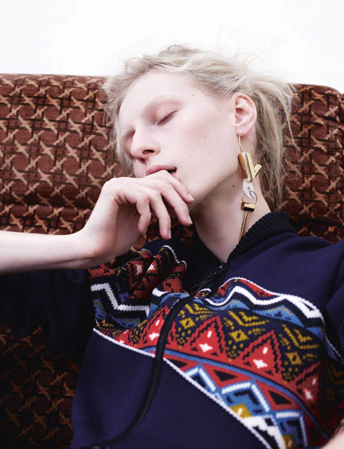 Julia Nobis, blonde woman, patterned sofa, HD Phone Wallpaper