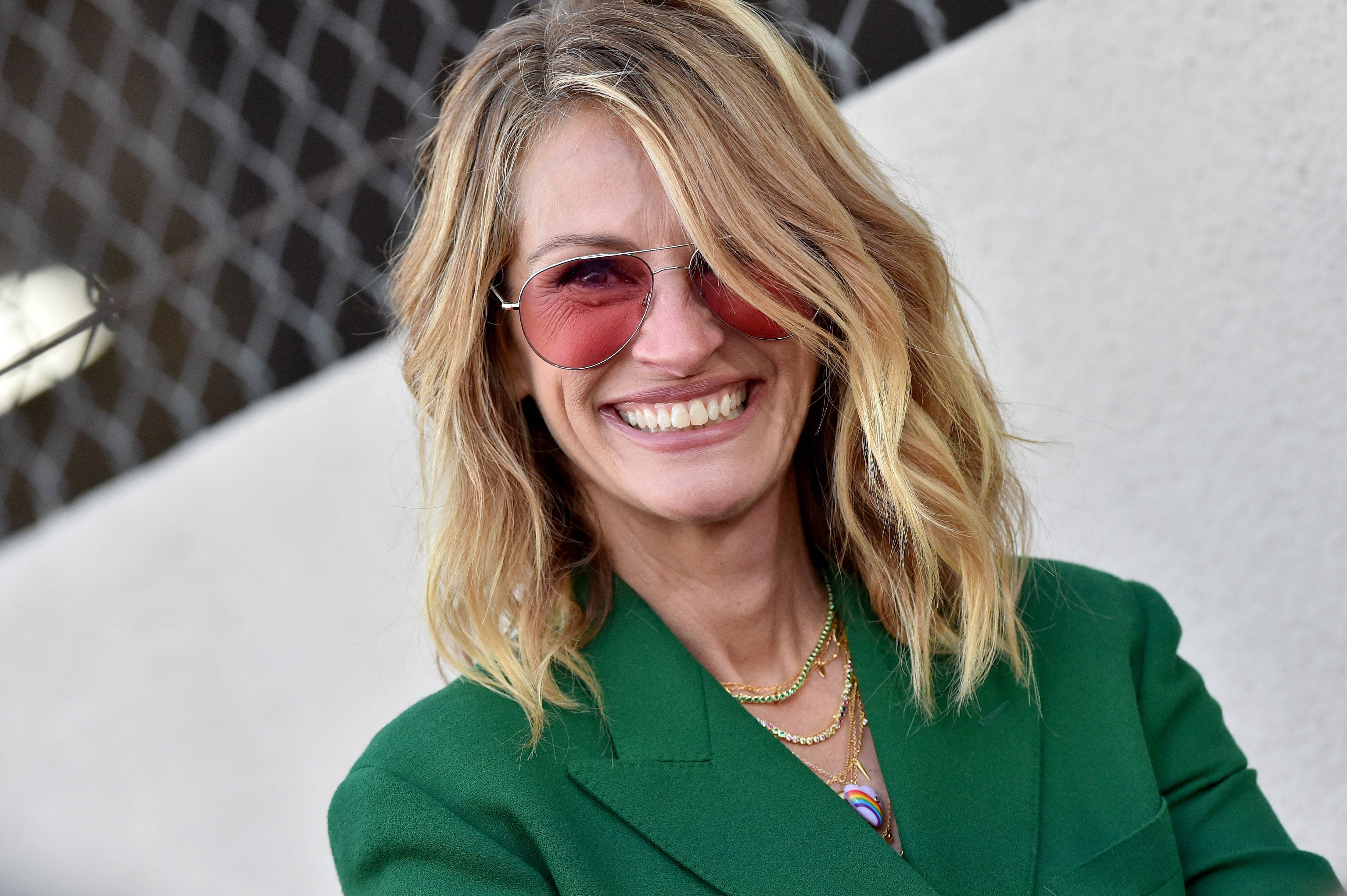 Julia Roberts, blonde hair, red-tinted sunglasses, 4K Desktop Wallpaper